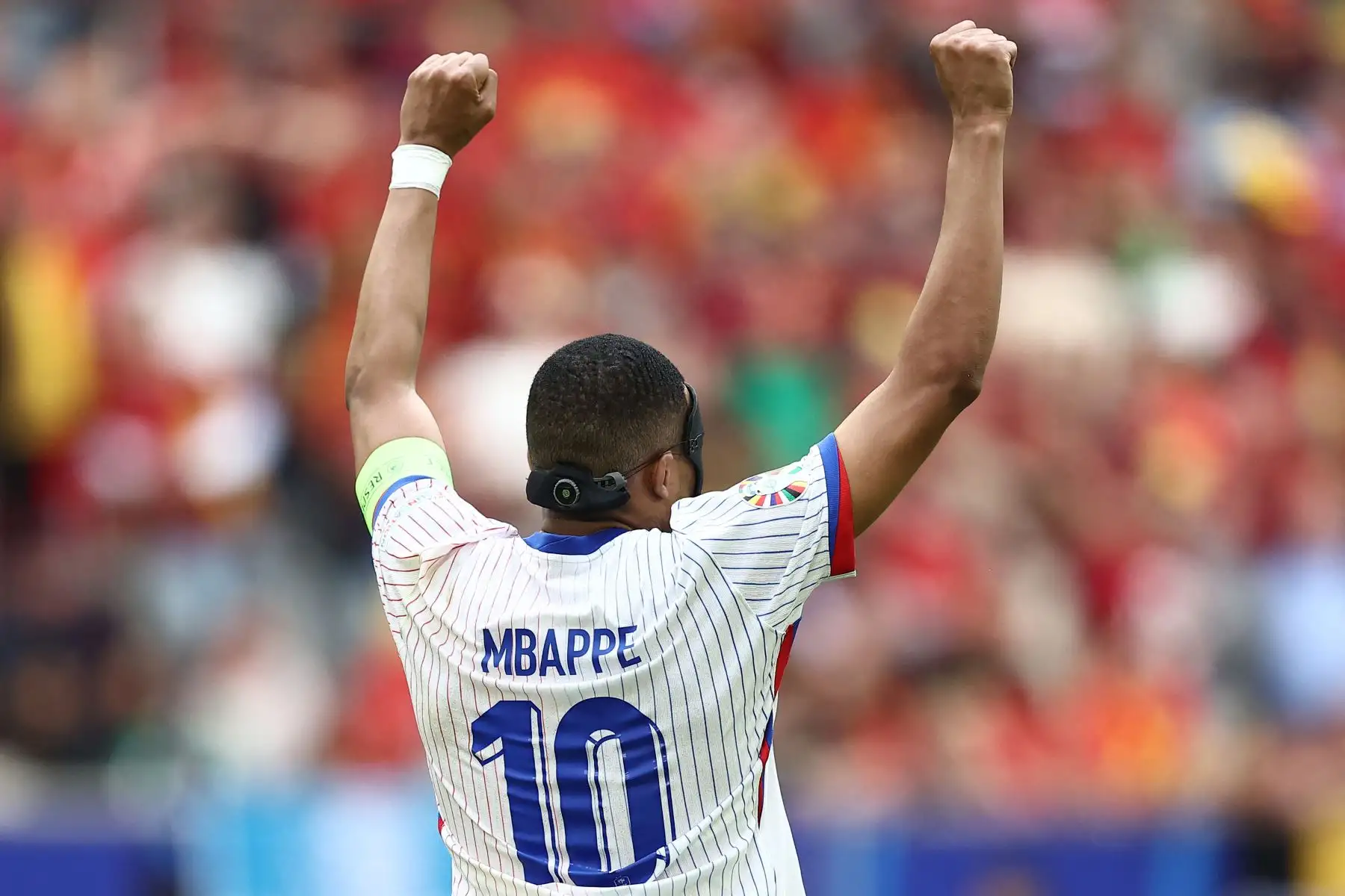 El delantero francés , Kylian Mbappé, celebra después de ganar el partido de octavos de final de la UEFA Euro 2024 entre Francia y Bélgica en el Duesseldorf Arena de Düsseldorf .
Foto: AFP