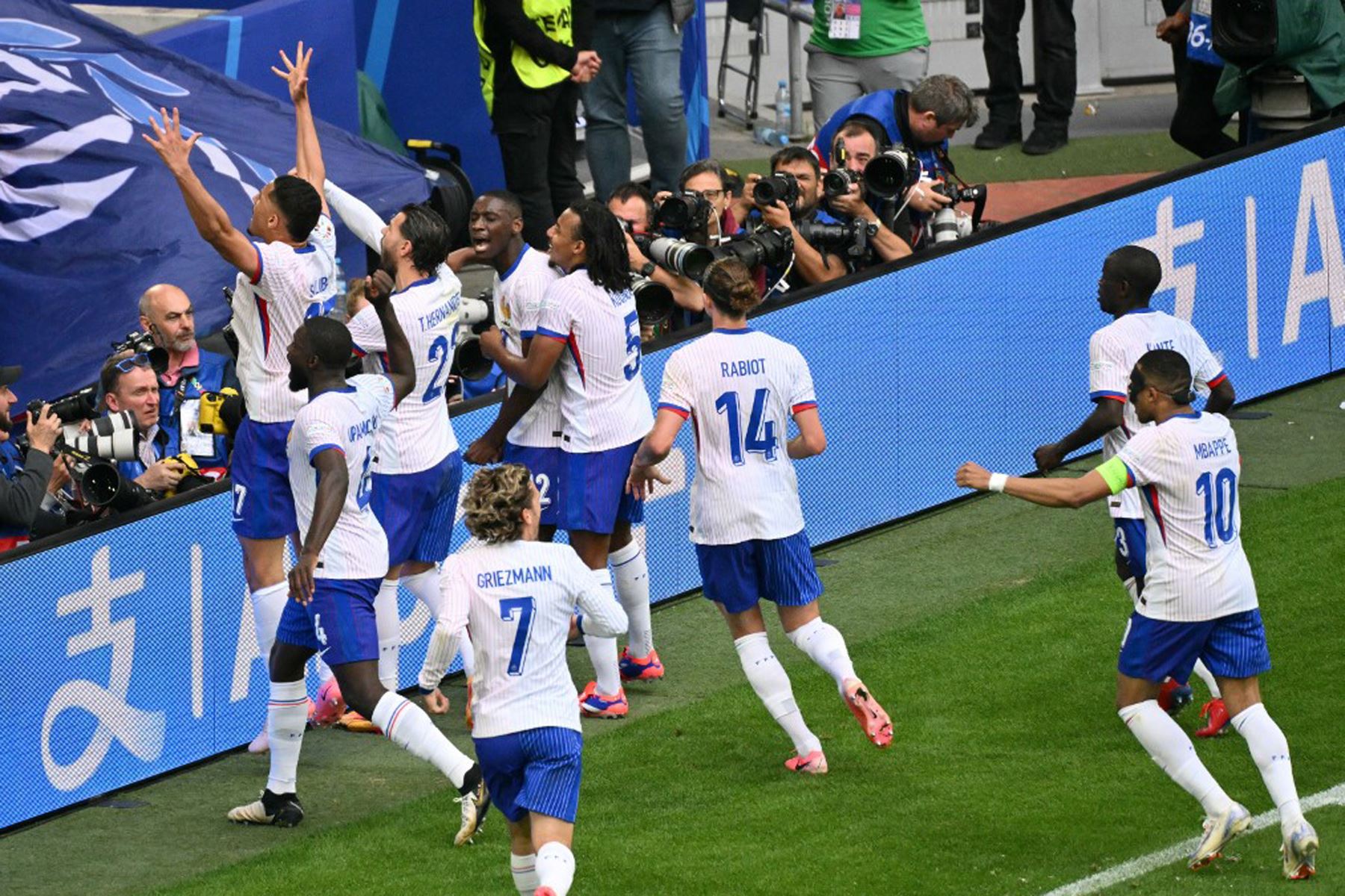 Los jugadores de Francia celebran su primer gol durante el partido de octavos de final de la Eurocopa 2024 entre Francia y Bélgica en el Duesseldorf Arena de Düsseldorf .
Foto: AFP