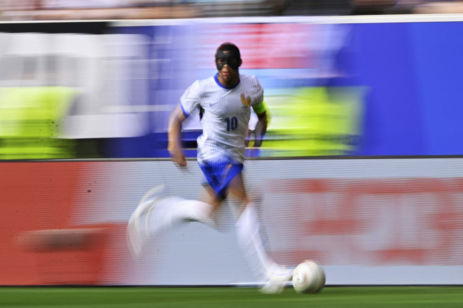 El delantero francés  Kylian Mbappé corre con el balón durante el partido de octavos de final de la UEFA Euro 2024 entre Francia y Bélgica en el Duesseldorf Arena de Düsseldorf.
Foto: AFP