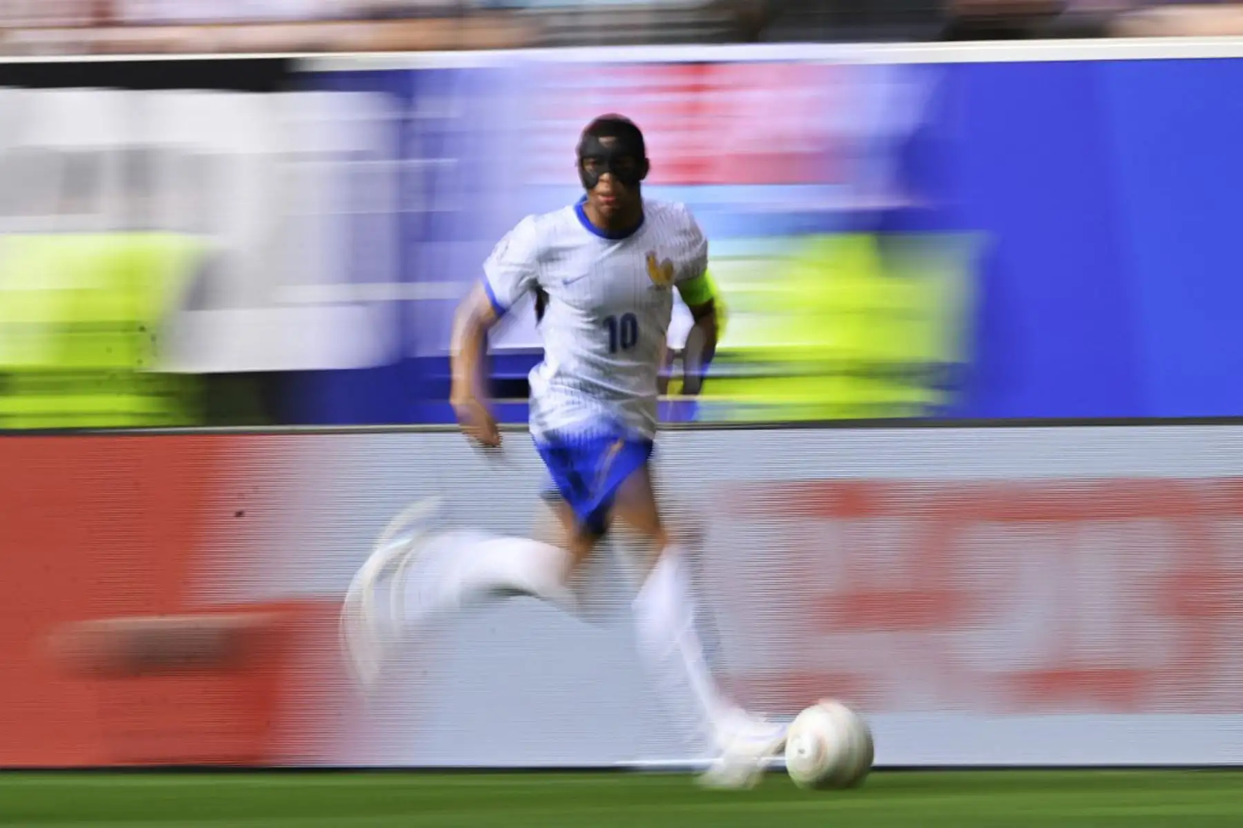 El delantero francés  Kylian Mbappé corre con el balón durante el partido de octavos de final de la UEFA Euro 2024 entre Francia y Bélgica en el Duesseldorf Arena de Düsseldorf.
Foto: AFP