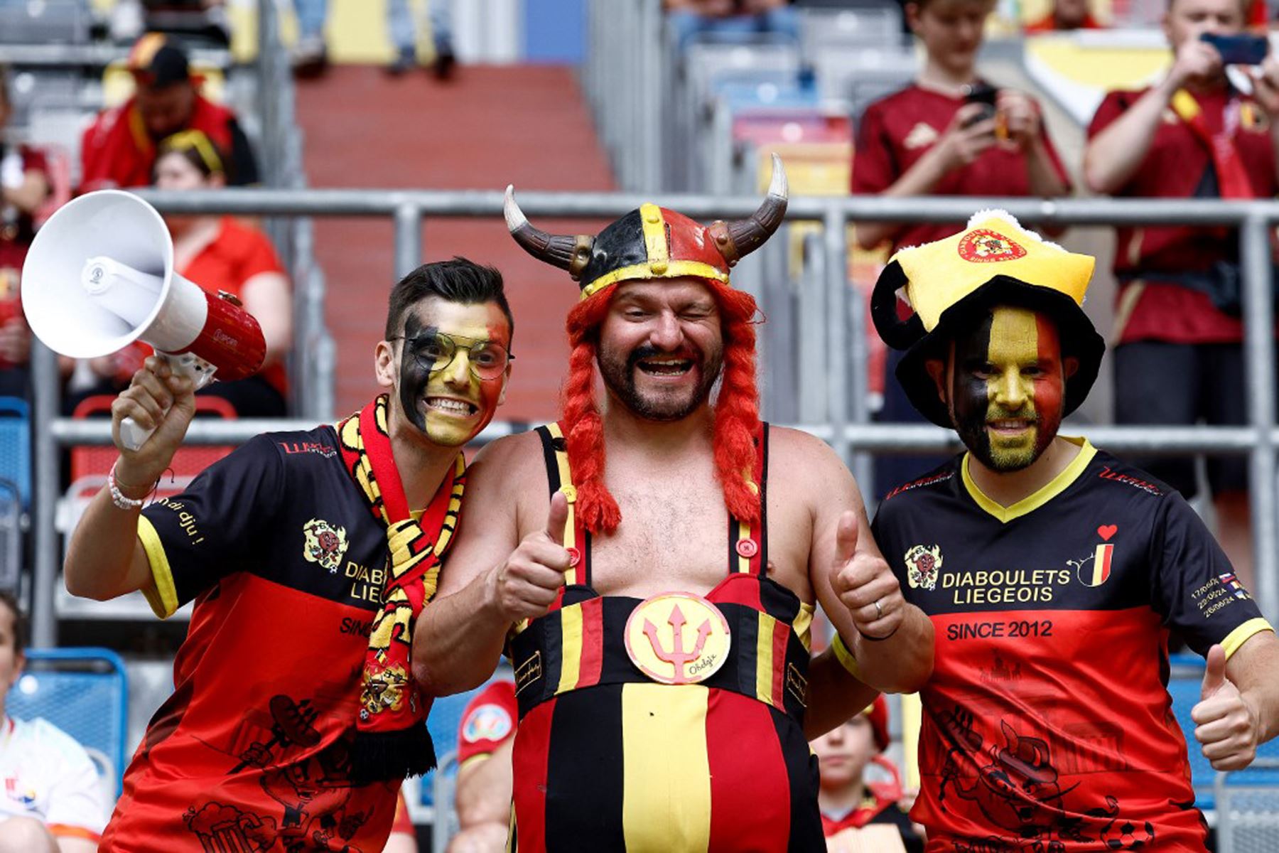 Los seguidores de Bélgica posan antes del partido de octavos de final de la Eurocopa 2024 entre Francia y Bélgica en el Duesseldorf Arena de Düsseldorf .
Foto: AFP