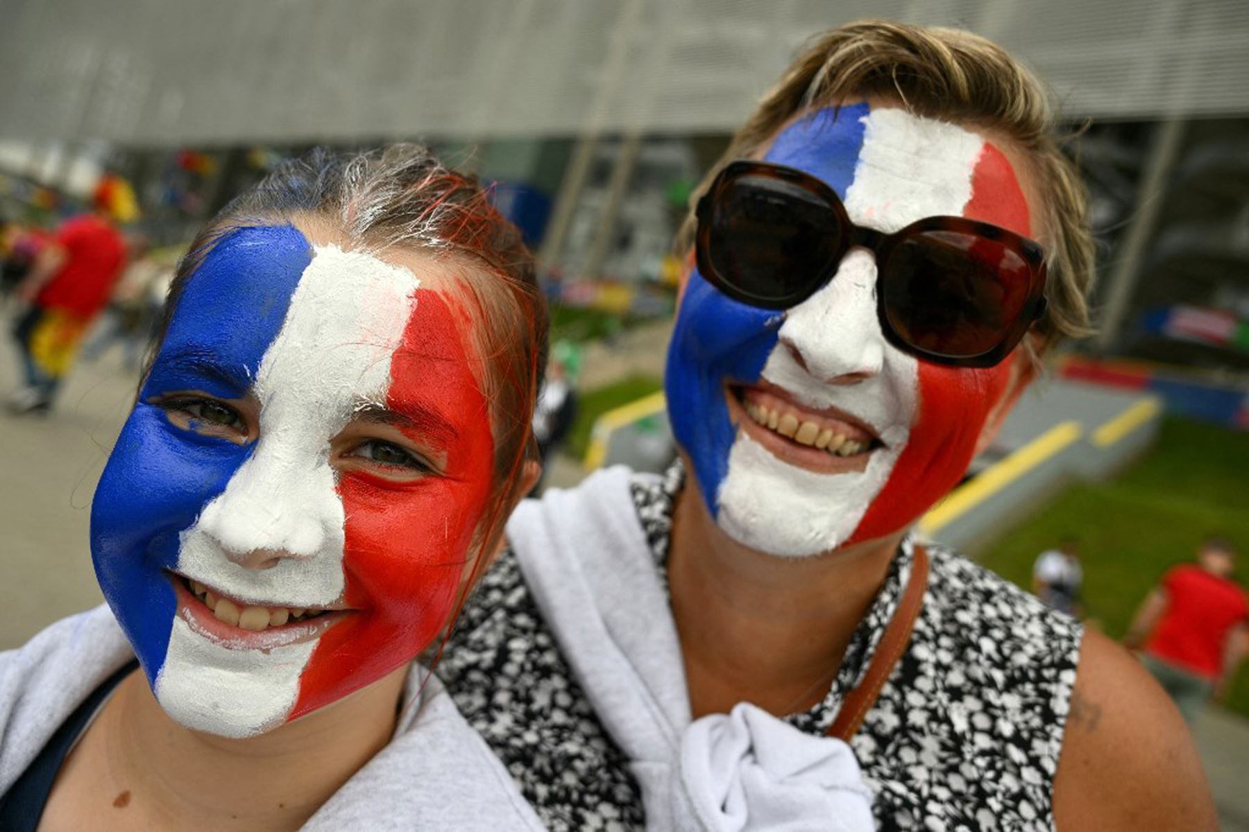 Los seguidores de Francia con pintura facial que representa la bandera francesa posan para fotografías cuando llegan antes del inicio del partido de fútbol de octavos de final de la UEFA Euro 2024 entre Francia y Bélgica en el Duesseldorf Arena.
Foto:AFP