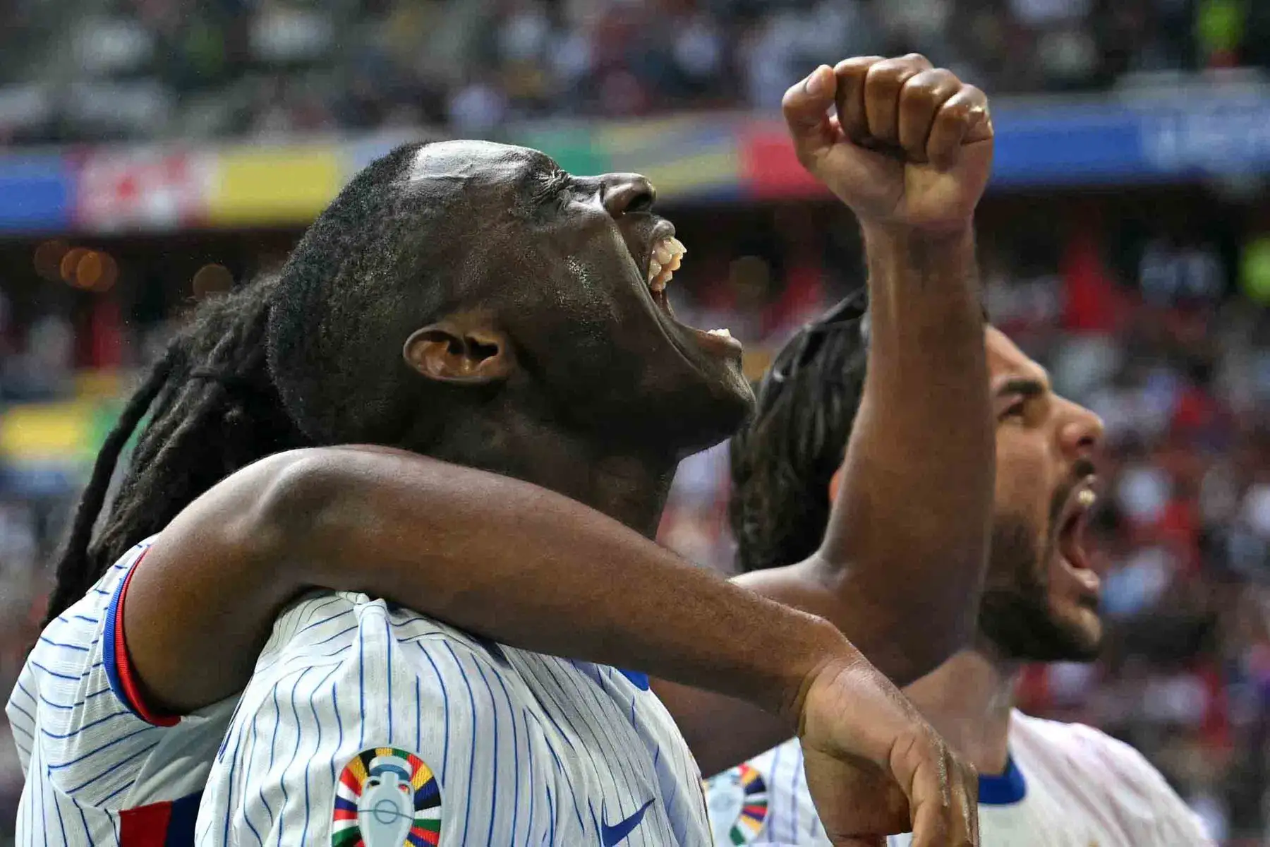 El delantero francés Randal Kolo Muani  celebra marcar el primer gol de su equipo durante el partido de octavos de final de la UEFA Euro 2024 entre Francia y Bélgica en el Duesseldorf Arena.
Foto. AFP