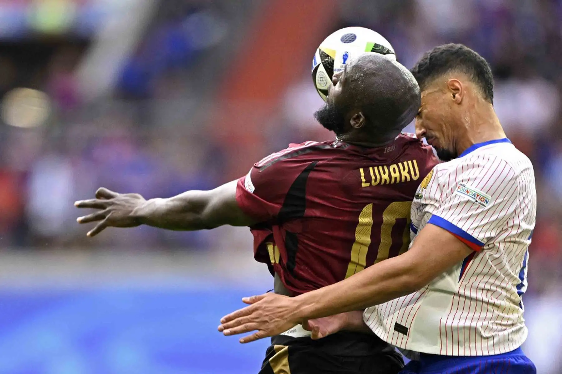 El delantero belga Romelu Lukaku y el defensor francés William Saliba luchan por el balón durante el partido de octavos de final de la UEFA Euro 2024 entre Francia y Bélgica en el Duesseldorf Arena de Düsseldorf.
Foto: AFP