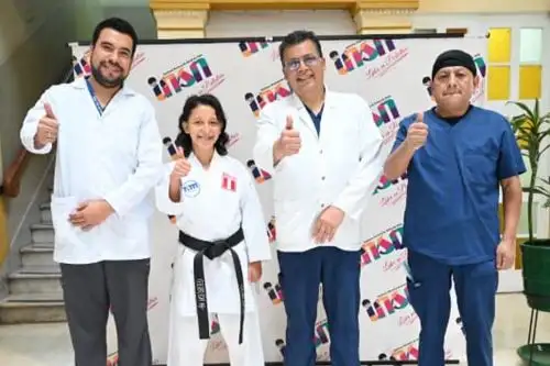 Maribel Cayao acompañada de los especialistas del Servicio de Cirugía Bucal y Maxilofacial del INSN de Breña. ANDINA/Eddy Ramos