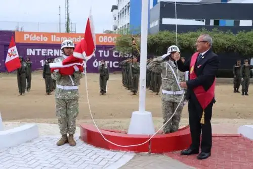 Desde hace 16 años, en Tumbes se institucionalizó el izamiento de las 13 banderas, con una ceremonia que empieza el 1 de julio en el llamado “Mes de la Patria y la Victoria” y por ello hoy se desarrolló una ceremonia presidida por el gobernador regional, Segismundo Cruces Ordinola.