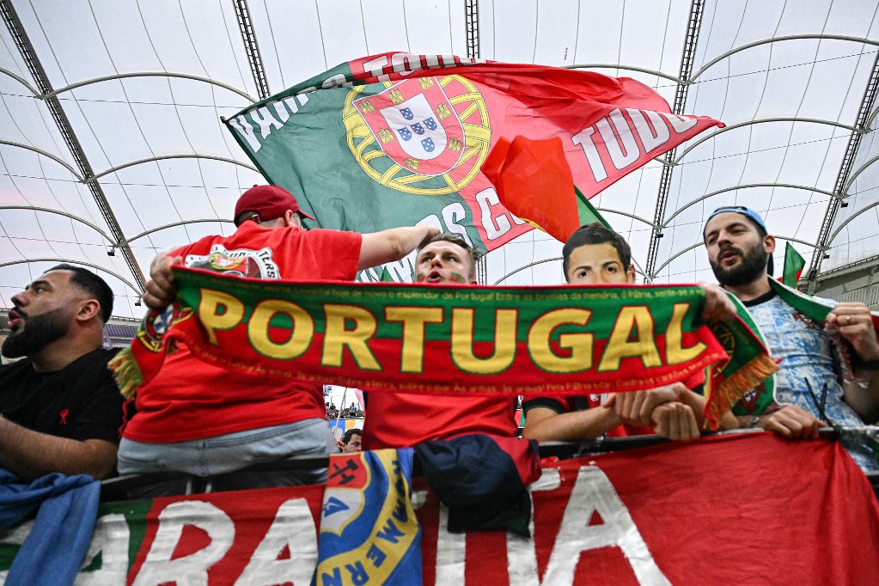 Los seguidores de Portugal vitorean antes del inicio del partido de octavos de final de la Eurocopa 2024 entre Portugal y Eslovenia en el Frankfurt Arena de Frankfurt am Main.
Foto: AFP