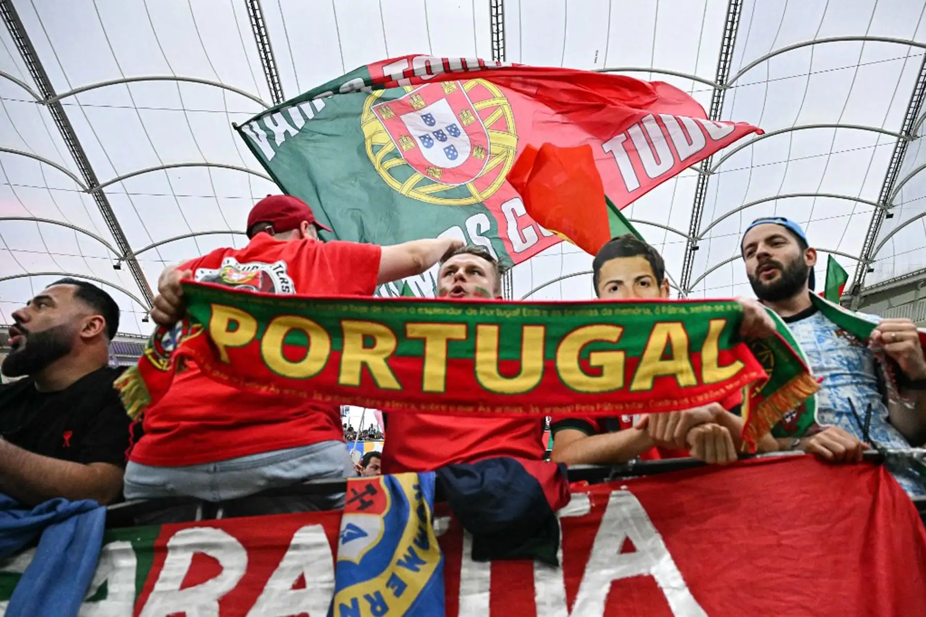 Los seguidores de Portugal vitorean antes del inicio del partido de octavos de final de la Eurocopa 2024 entre Portugal y Eslovenia en el Frankfurt Arena de Frankfurt am Main.
Foto: AFP