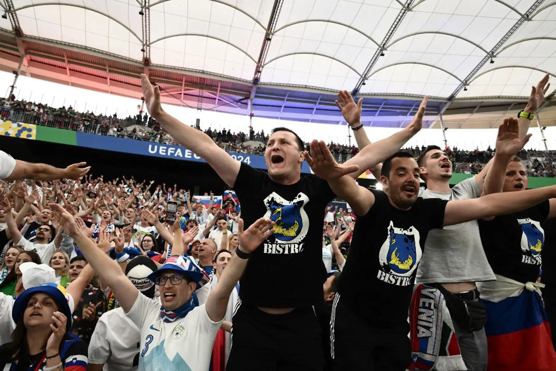 Los seguidores de Eslovenia aplauden antes del inicio del partido de octavos de final de la Eurocopa 2024 entre Portugal y Eslovenia en el Frankfurt Arena de Frankfurt am Main.
Foto: AFP