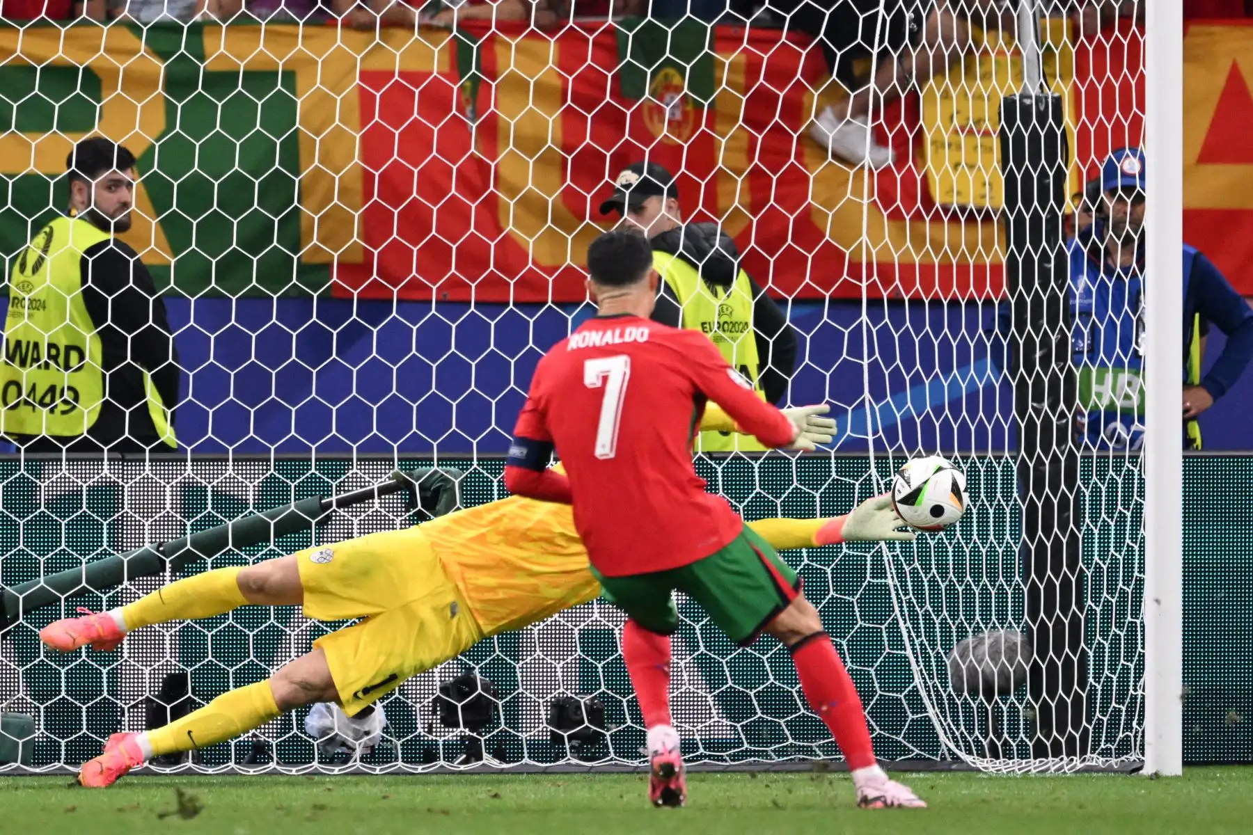 El portero esloveno Jan Oblak ataja el penal del delantero portugués Cristiano Ronaldo durante el partido de octavos de final de la Eurocopa 2024 entre Portugal y Eslovenia. 2024. Foto: AFP
