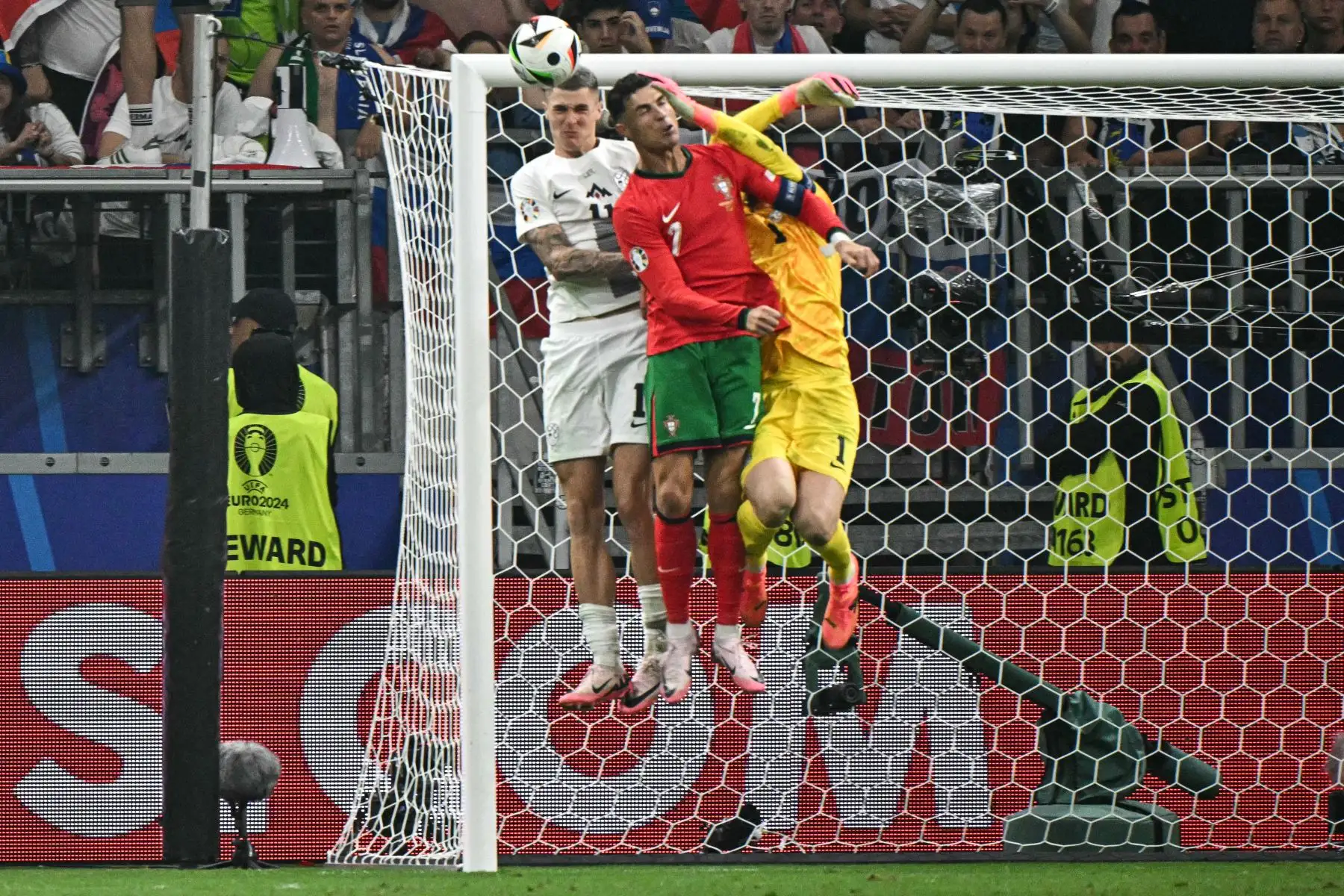 El portero esloveno Jan Oblak salta para asegurar el balón pasando al delantero portugués Cristiano Ronaldo durante el partido de octavos de final de la UEFA Euro 2024 entre Portugal y Eslovenia en el Frankfurt Arena de Frankfurt am Main el 1 de julio de 2024. Foto: AFP