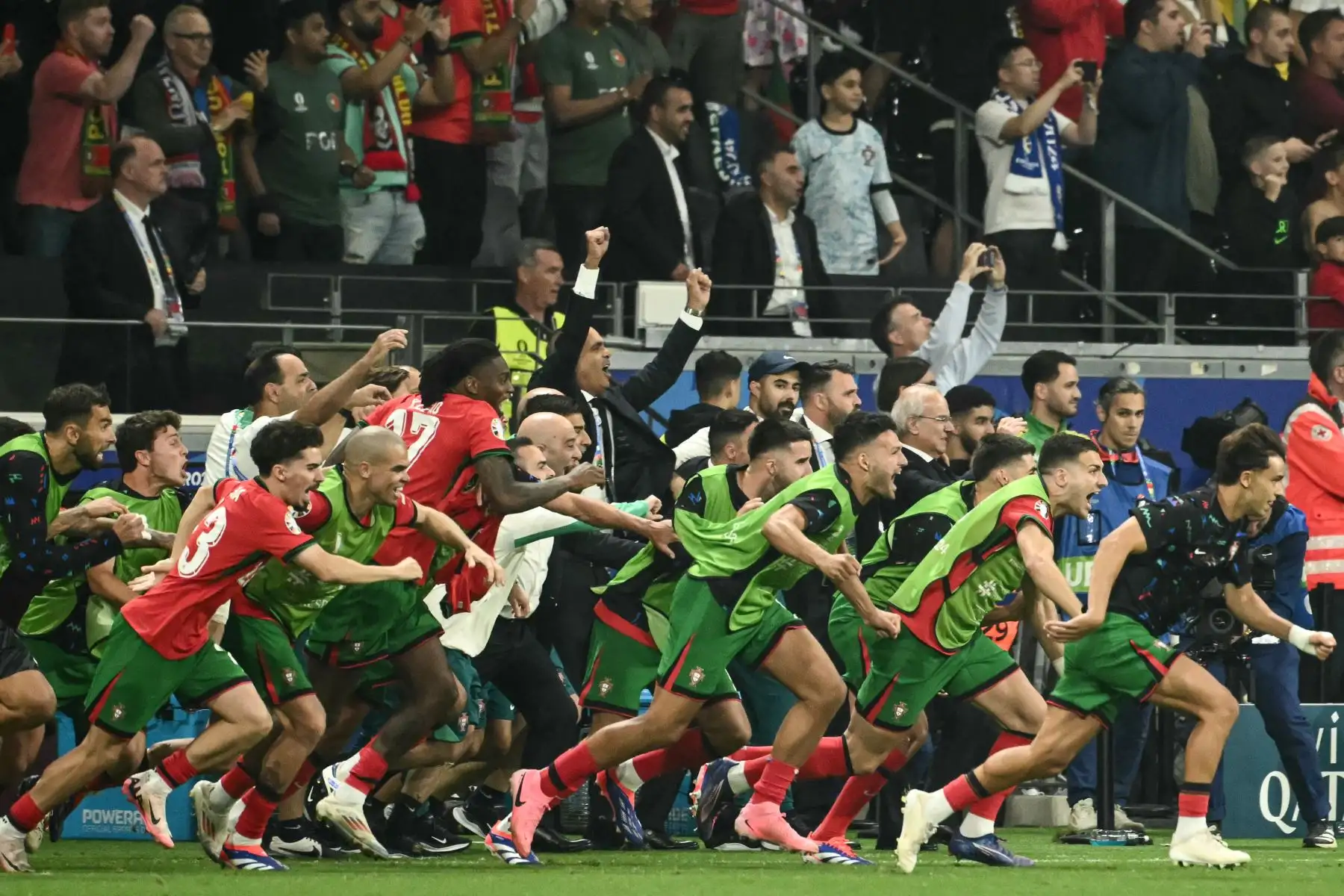 Los jugadores de Portugal celebran su victoria al final del partido de octavos de final de la UEFA Euro 2024 entre Portugal y Eslovenia en el Frankfurt Arena de Frankfurt am Main el 1 de julio de 2024. Foto: AFP