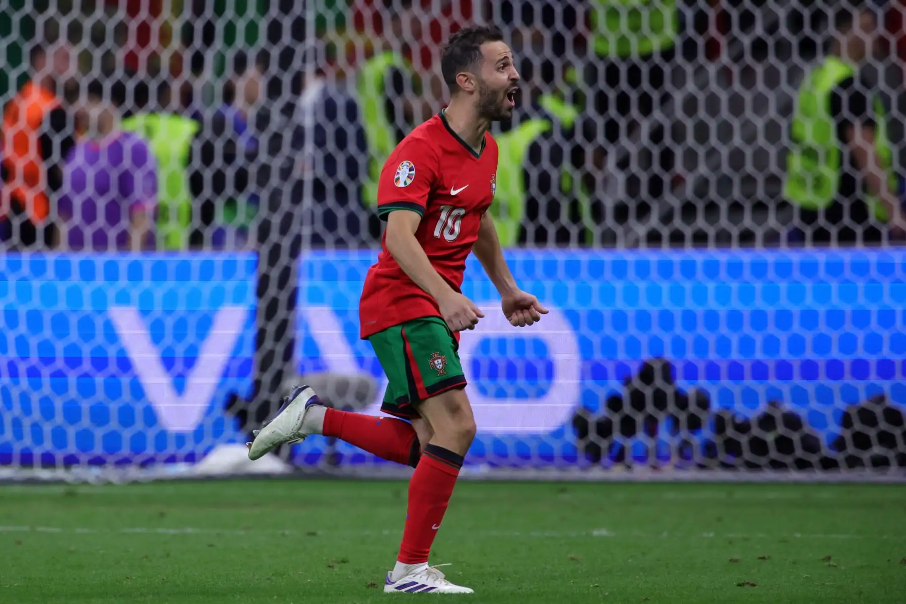 Bernardo Silva de Portugal celebra marcar el tercer penalti y ganarlo durante la tanda de penaltis del partido de fútbol de octavos de final de la UEFA EURO 2024 entre Portugal y Eslovenia, en Frankfurt Main, Alemania, el 1 de julio de 2024. (Alemania, Eslovenia). Foto: EFE