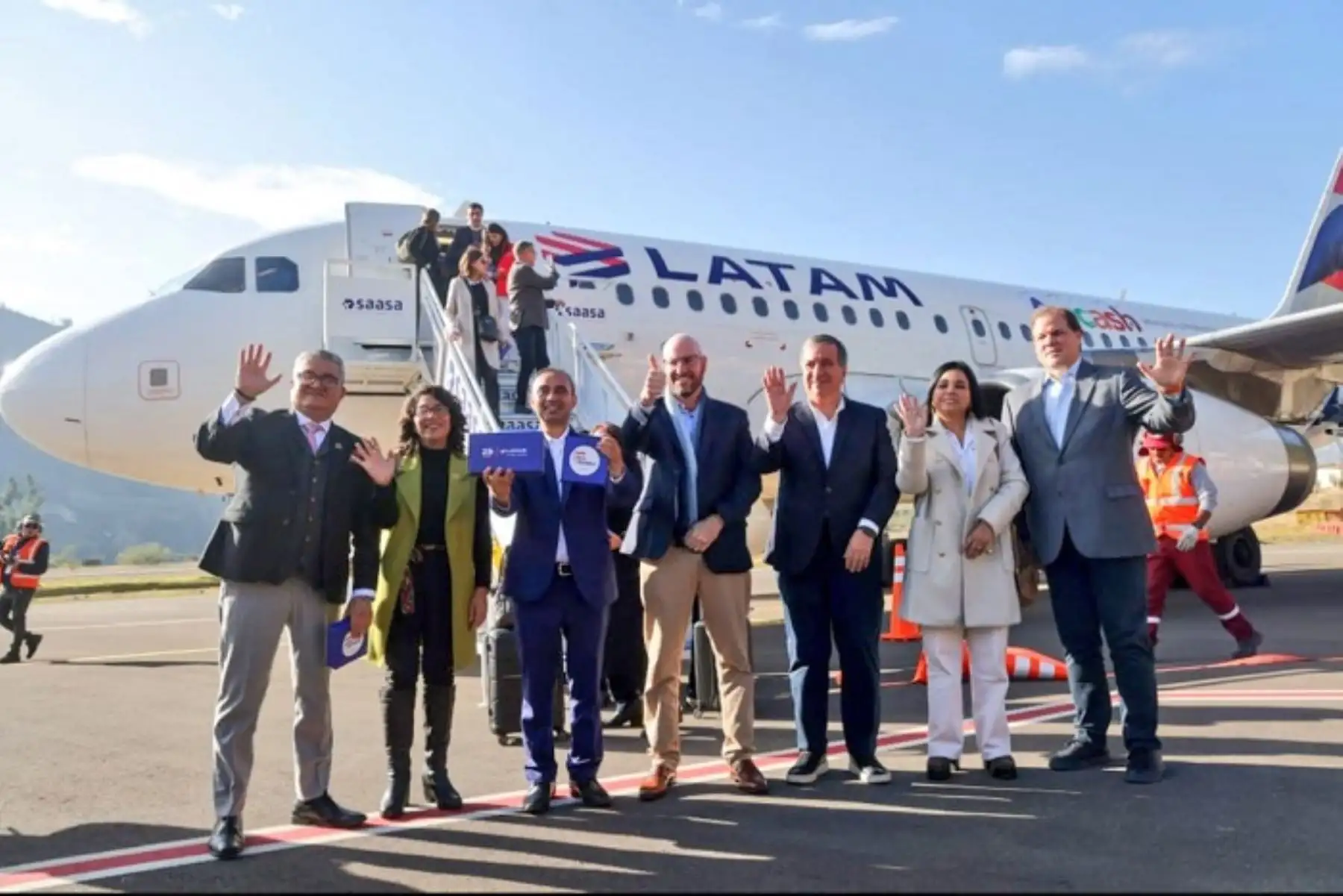 Un  comitiva ministerial participó en el acto protocolar de este relanzamiento de vuelos comerciales en Äncash.