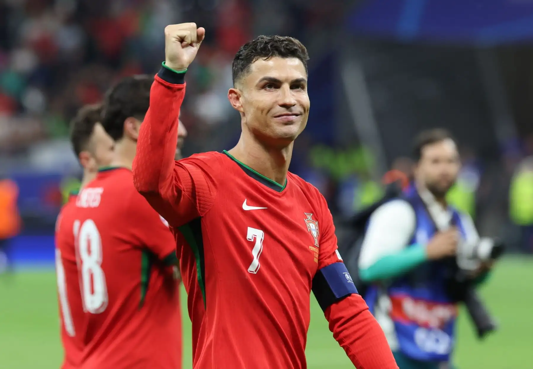 Cristiano Ronaldo de Portugal celebra ante sus seguidores tras ganar la tanda de penaltis tras el partido de fútbol de octavos de final de la UEFA EURO 2024 entre Portugal y Eslovenia, en Frankfurt Main, Alemania, el 1 de julio de 2024. Foto: EFE