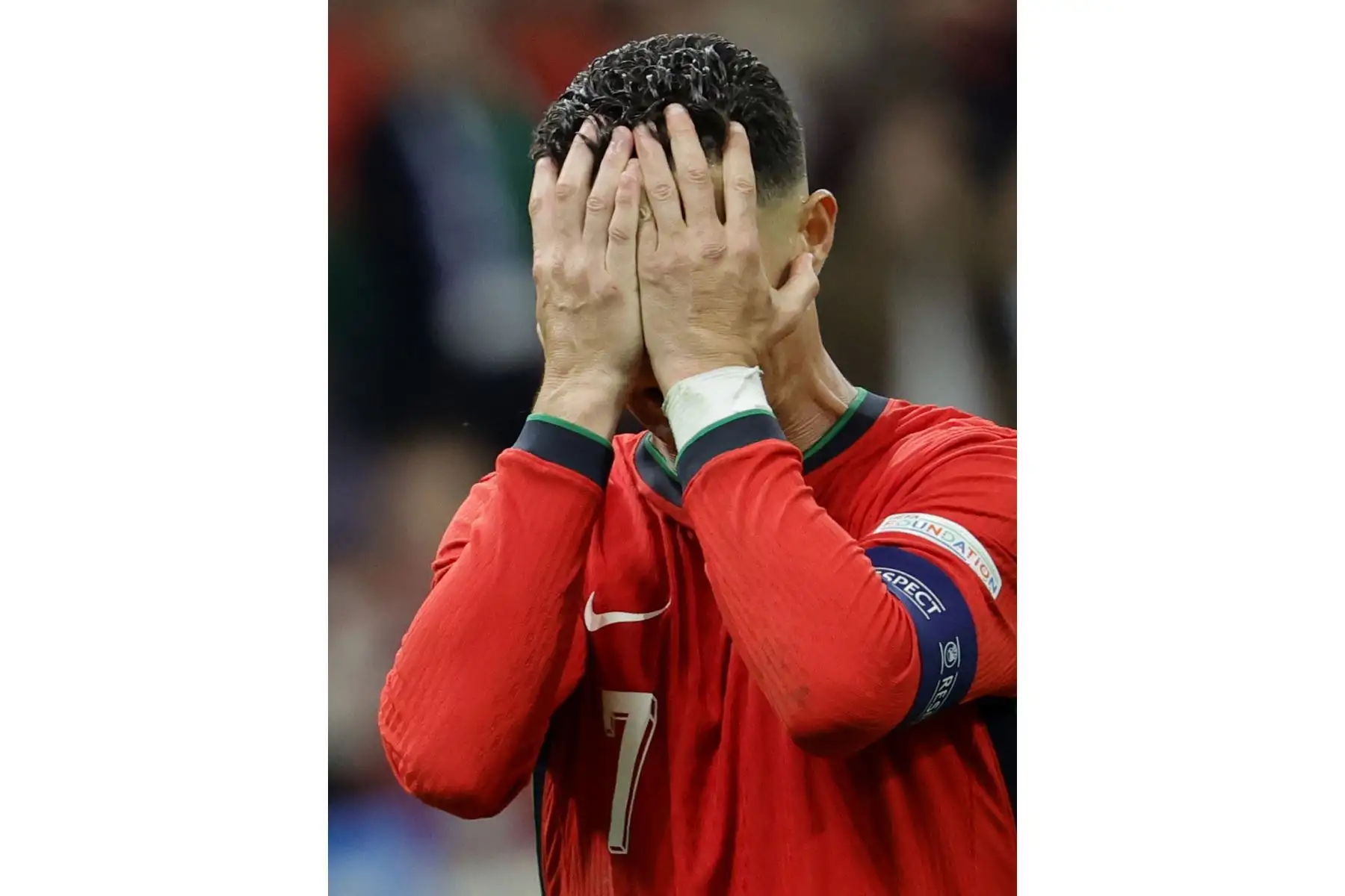 Cristiano Ronaldo reacciona con un llanto desconsolado, tras no marcar desde el punto de penalti durante la prórroga del partido. Foto: EFE