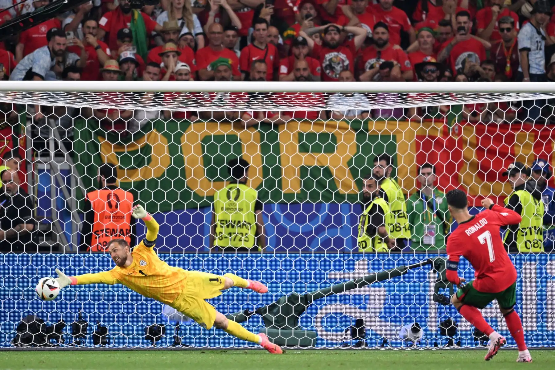 El portero esloveno Jan Oblak no logra salvar un tiro del penalti lanzado por el delantero portugués Cristiano Ronaldo en la tanda de penales. Foto: AFP