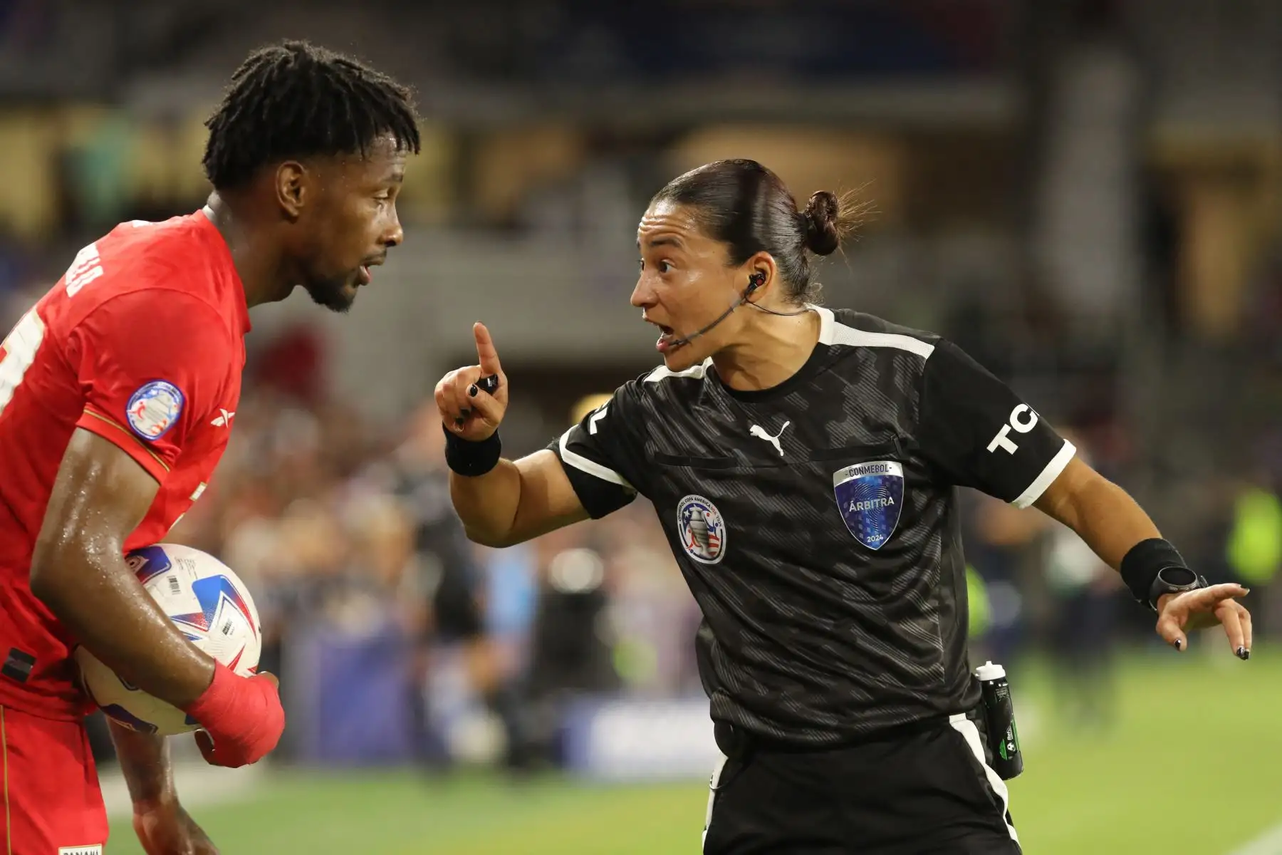La árbitro Edina Alves habla con Michael Murillo de Panamá durante el partido del Grupo C de la CONMEBOL Copa América 2024 entre Bolivia y Panamá en el Estadio Inter&Co. Foto: AFP