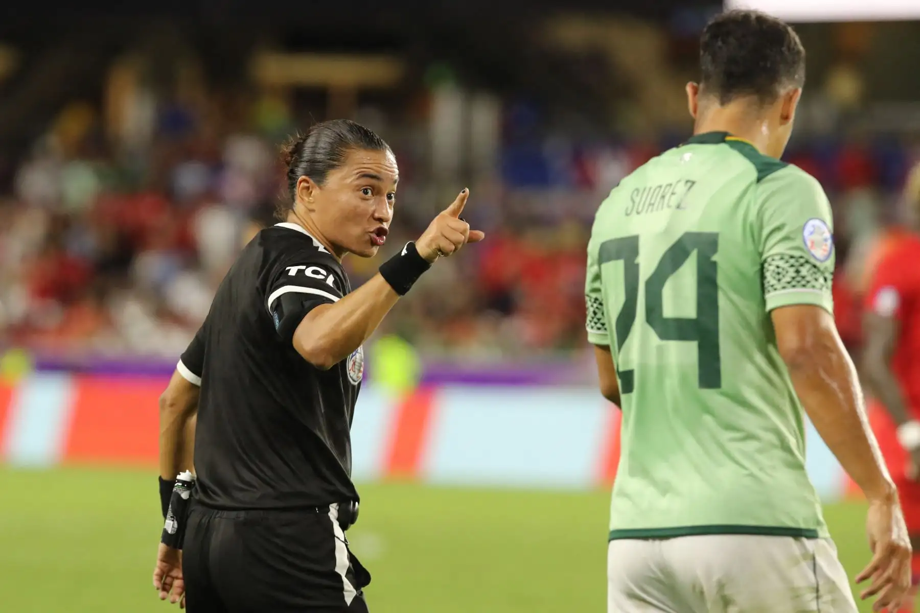 La brasileña Edina Alves, de 44 años, se convirtió este lunes en la primera mujer en liderar una terna arbitral femenina que dirige un partido en la historia de la Copa América, el Panamá-Bolivia en Orlando por la tercera fecha del Grupo C de Estados Unidos-2024. Foto: AFP