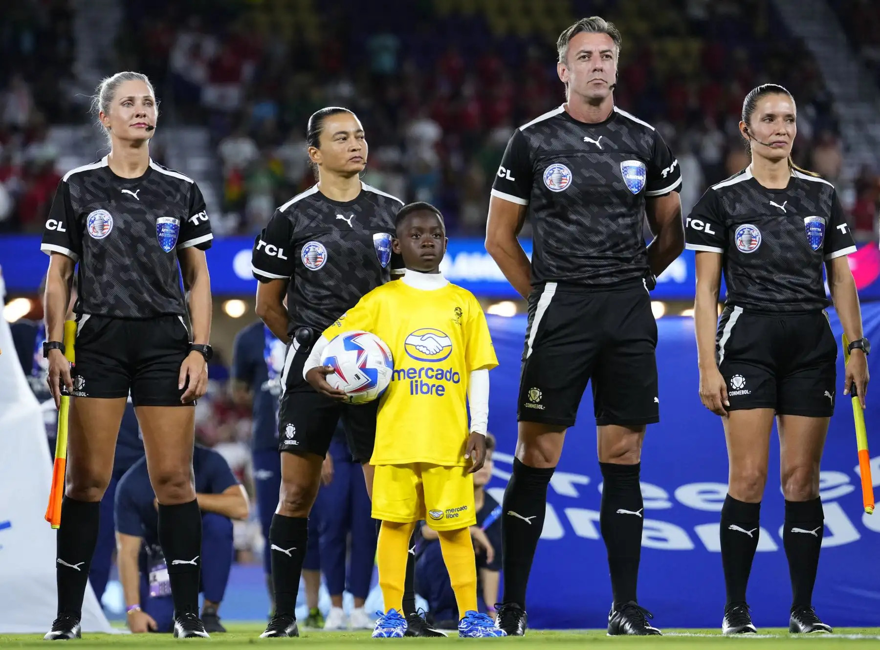 Además de Alves, la estadounidense Maria Penso es jueza principal. Con Back y Blanco, la venezolana Migdalia Rodríguez y las estadounidenses Brooke Mayo y Kathryn Nesbitt completan la nómina de asistentes de línea y la nicaragüense Tatiana Guzmán cumple funciones en el VAR. Foto: AFP