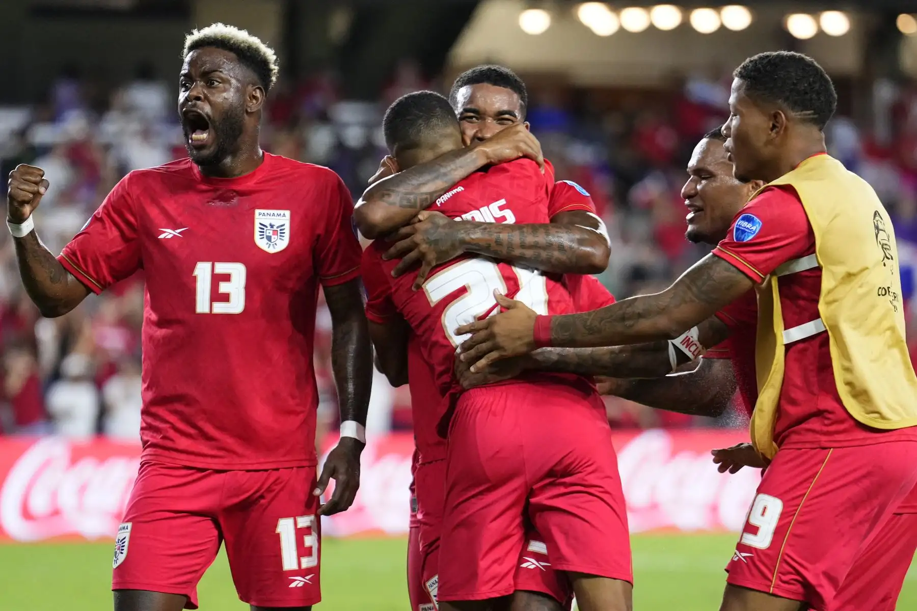 César Yanis de Panamá celebra con sus compañeros el tercer gol del equipo durante el partido del Grupo C de la CONMEBOL Copa América 2024 entre Bolivia y Panamá en el Estadio Inter&Co. Foto: AFP