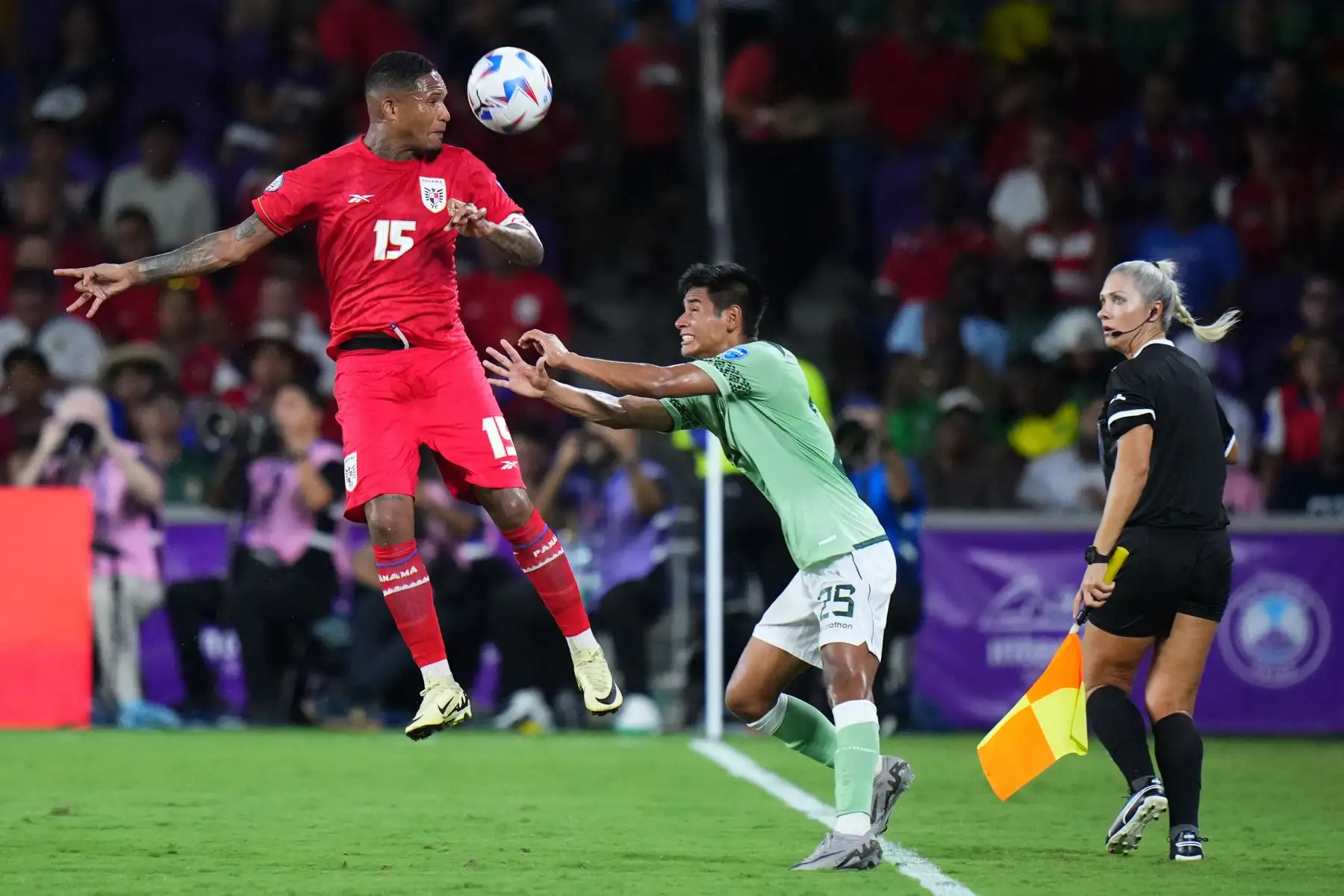 Eric Davis de Panamá desafía el balón con Yomar Rocha de Bolivia durante el partido del Grupo C de la CONMEBOL Copa América 2024 entre Bolivia y Panamá en el Estadio Inter&Co. Foto: AFP
