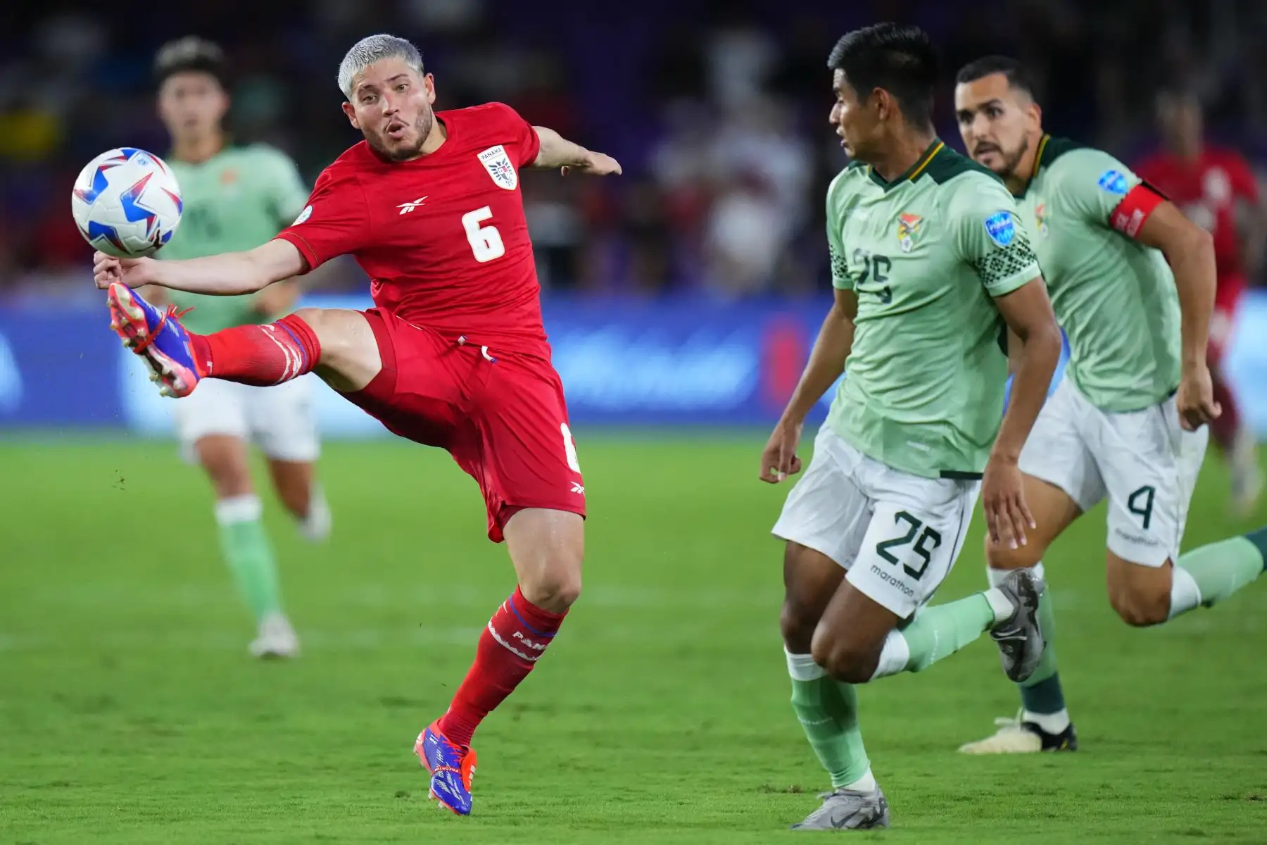 Cristian Martinez of Panama controls the ball during the CONMEBOL Copa America 2024 Group C match between Bolivia and Panama at Inter&Co Stadium. Foto: AFP