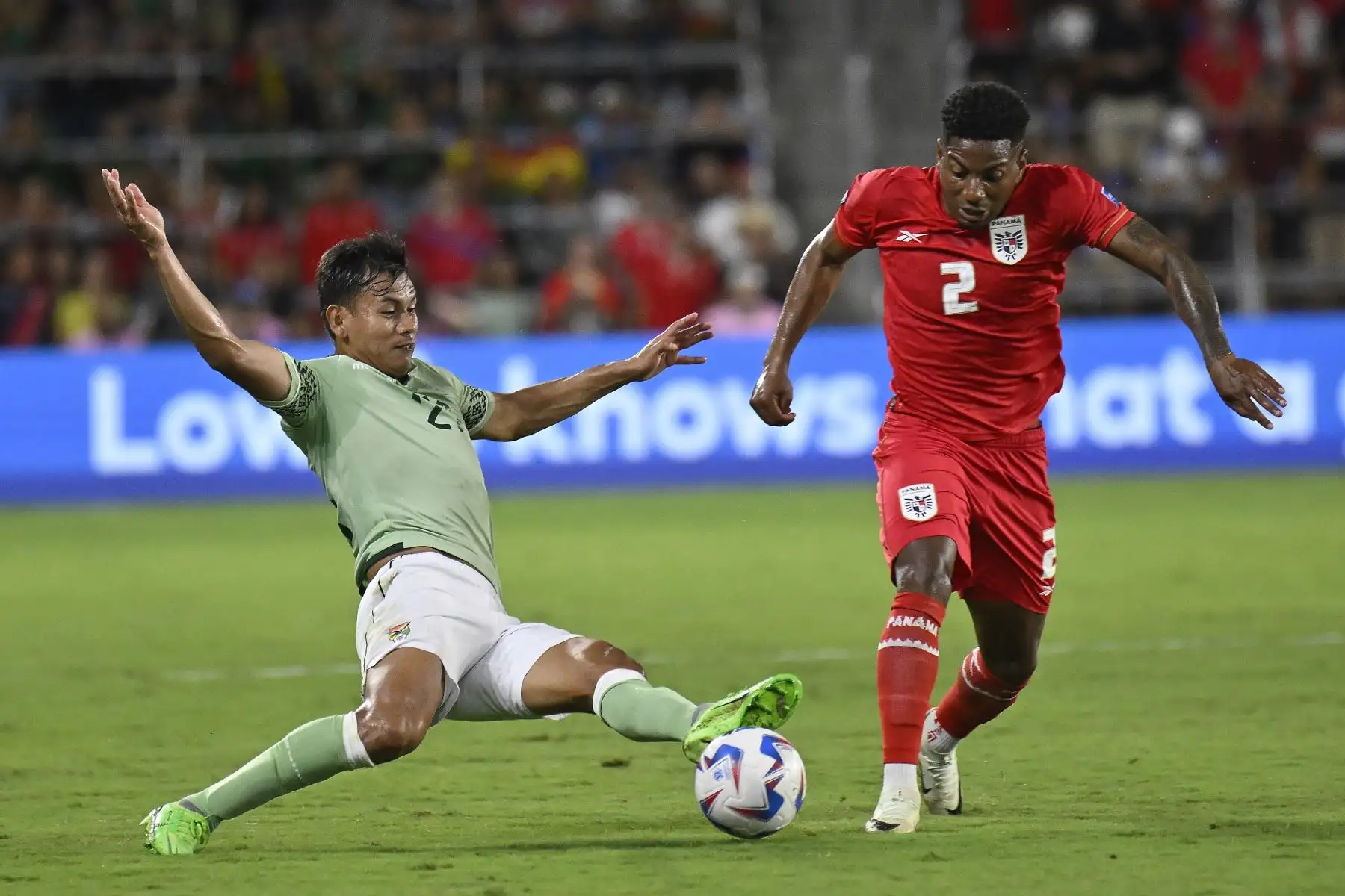 El defensor de Bolivia Jesús Sagredo (L) y César Blackman de Panamá (R) luchan por el balón durante el partido del grupo C de la CONMEBOL Copa América 2024 entre Bolivia y Panamá. Foto: EFE
