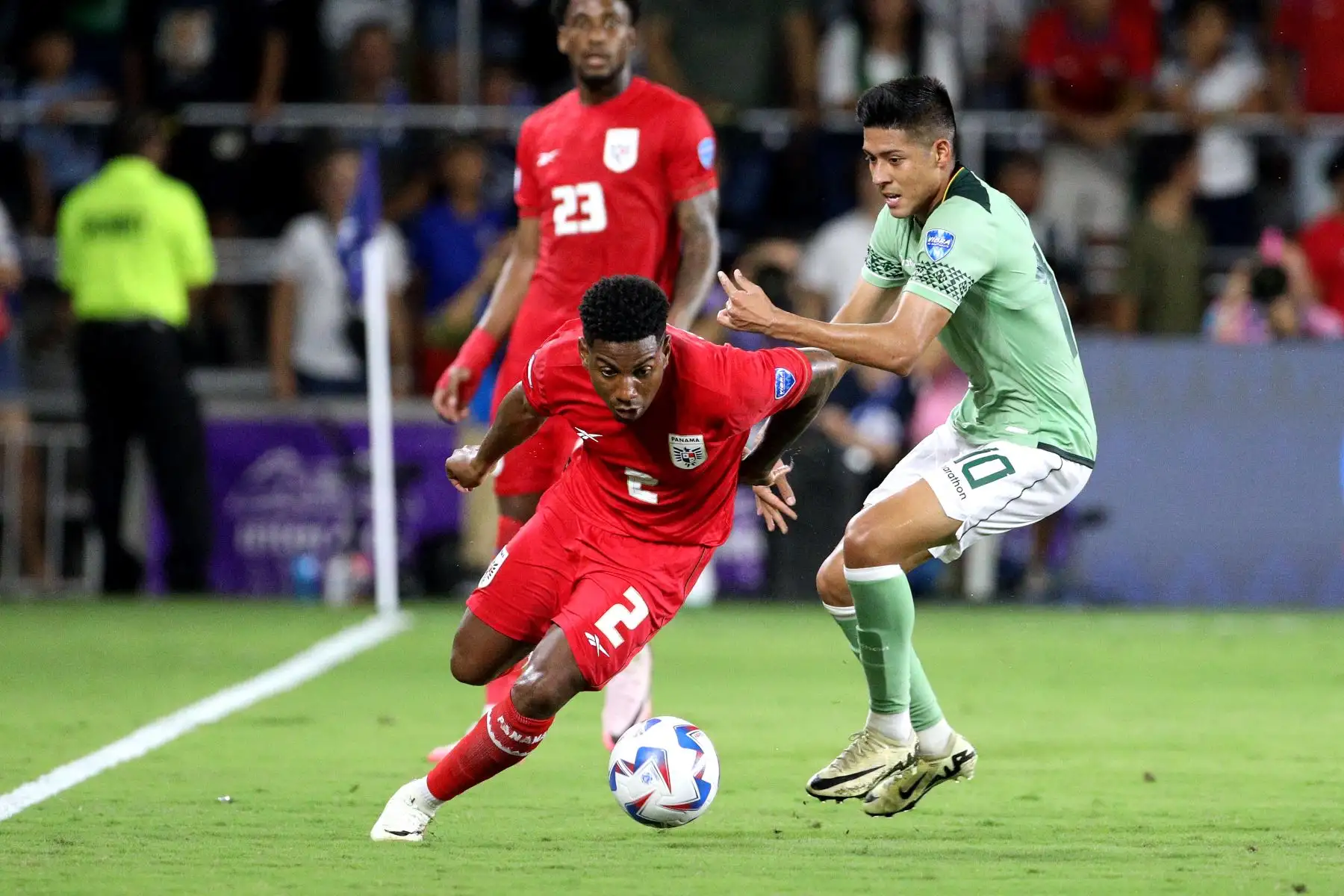 El defensor panameño César Blackman lucha por el balón con el mediocampista boliviano Ramiro Vaca durante el partido de fútbol del grupo C del torneo Copa América Conmebol 2024 entre Bolivia y Panamá en el estadio Inter&Co de Orlando, Forida, el 1 de julio de 2024. Foto: AFP