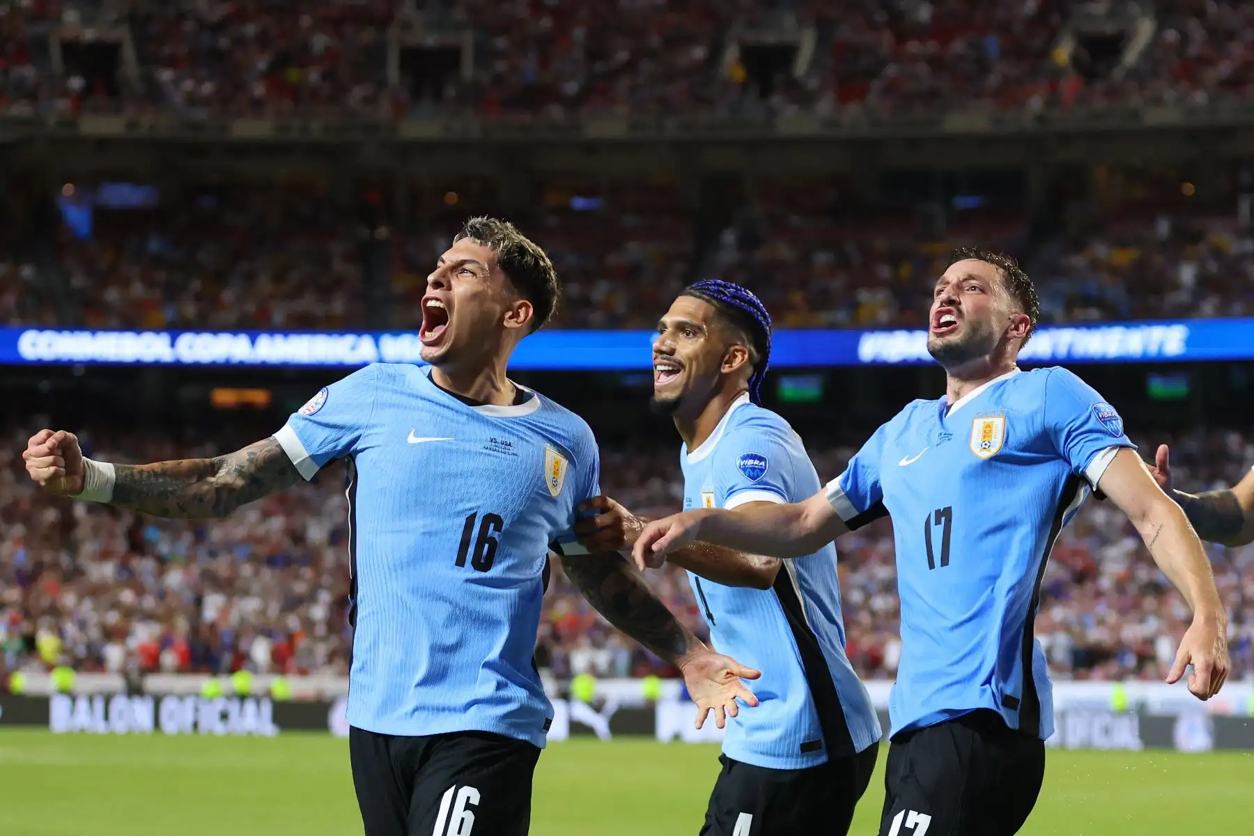 Mathias Olivera de Uruguay celebra con sus compañeros después de anotar el primer gol del equipo durante el partido del Grupo C de la CONMEBOL Copa América 2024 entre Estados Unidos y Uruguay. Foto: AFP