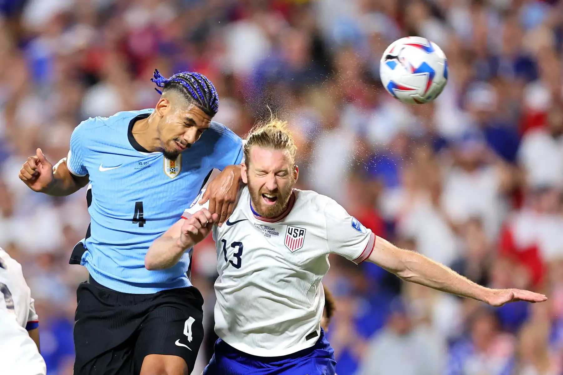 Ronald Araujo de Uruguay lucha por la posesión con Tim Ream de Estados Unidos durante el partido del Grupo C de la CONMEBOL Copa América 2024 entre Estados Unidos y Uruguay. Foto: AFP