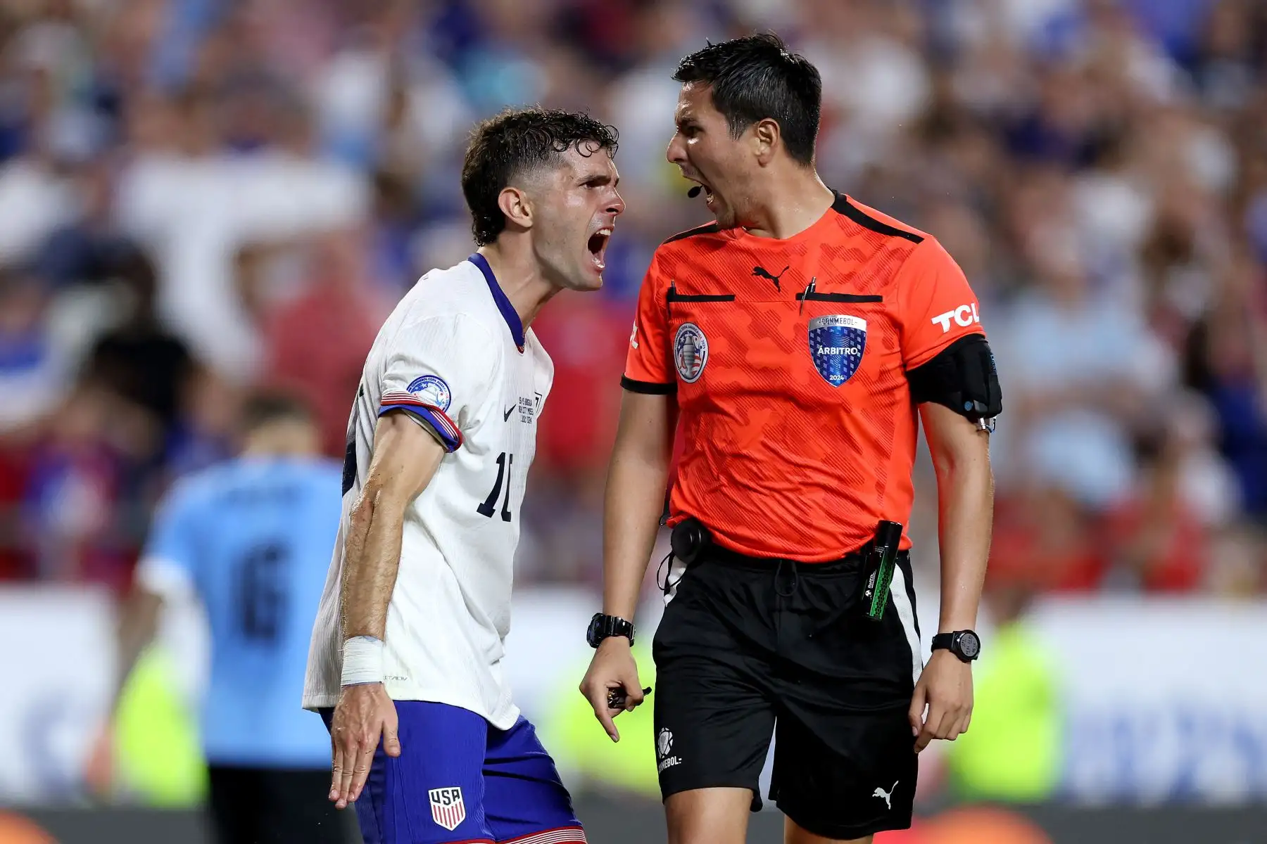 Christian Pulisic de Estados Unidos discute con el árbitro Kevin Ortega durante el partido del Grupo C de la CONMEBOL Copa América 2024 entre Estados Unidos y Uruguay. Foto: AFP