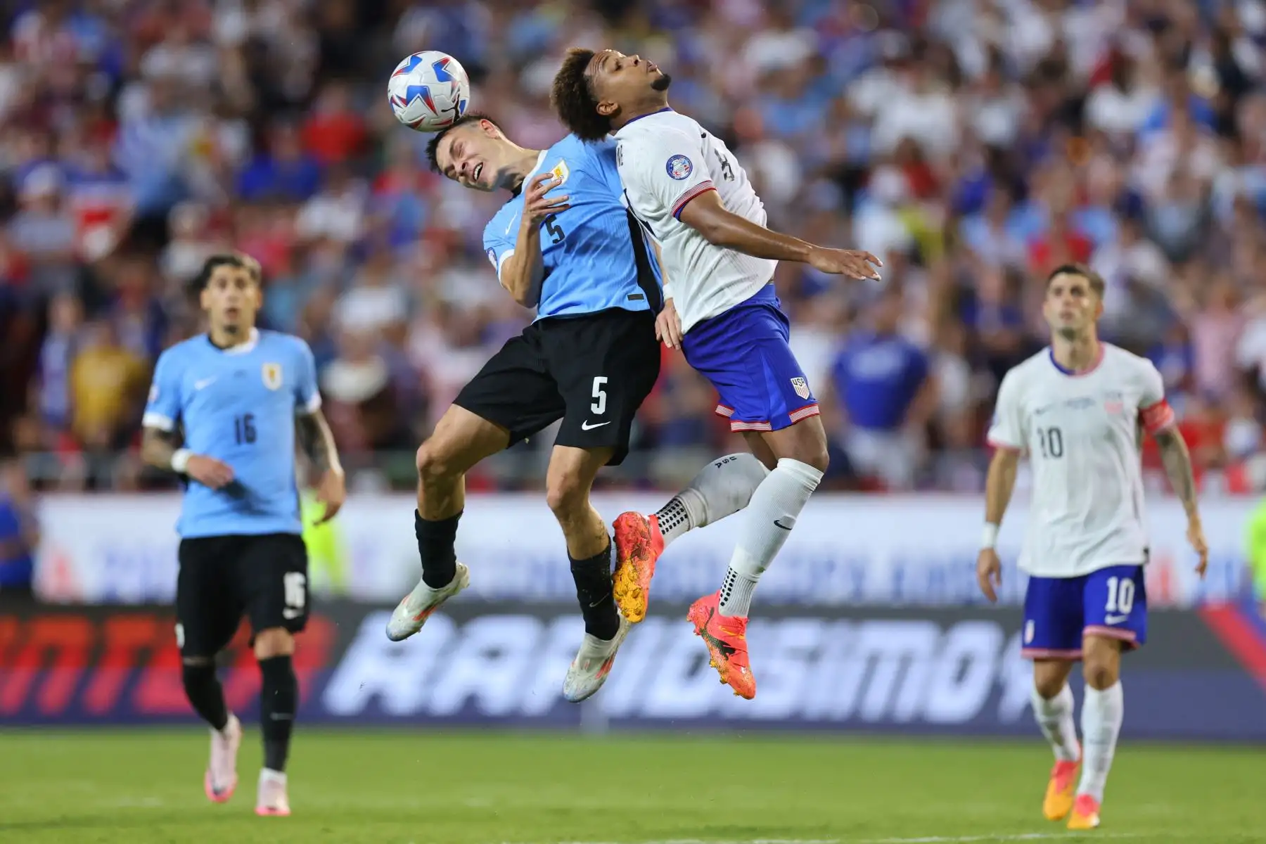 Manuel Ugarte de Uruguay lucha por la posesión con Weston McKennie de Estados Unidos durante el partido del Grupo C de la CONMEBOL Copa América 2024 entre Estados Unidos y Uruguay. foto: AFP