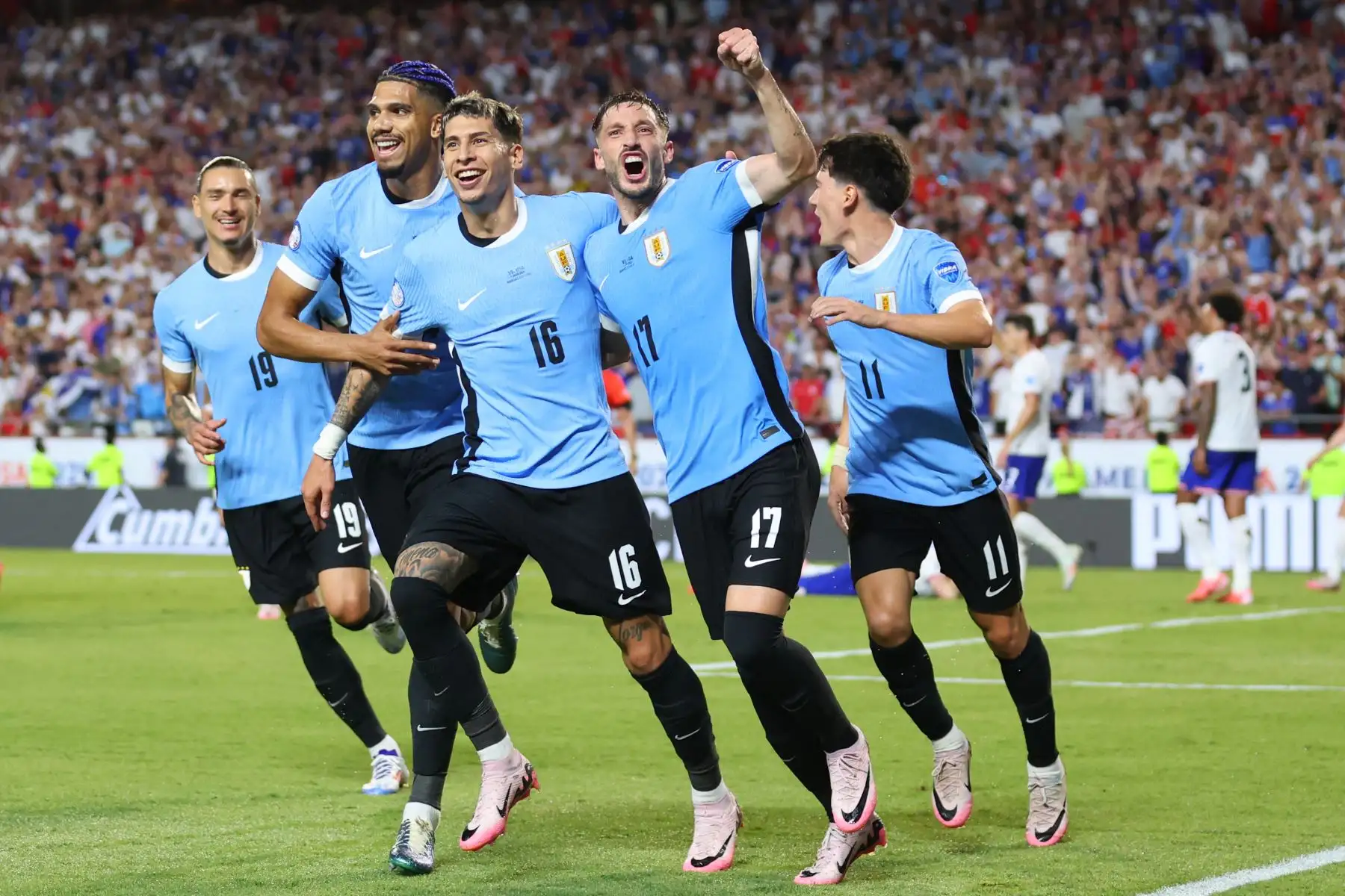 Mathias Olivera de Uruguay celebra con sus compañeros después de anotar el primer gol del equipo durante el partido del Grupo C de la CONMEBOL Copa América 2024 entre Estados Unidos y Uruguay. Foto: AFP