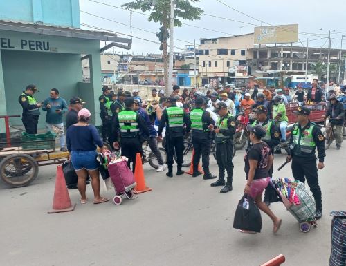 La Policía Nacional y las Fuerzas Armadas refuerzan la seguridad en la frontera de Tumbes al entrar en vigencia hoy 2 de julio la norma que obliga a los ciudadanos venezolanos presentar visa y pasaporte vigente. Foto: Milagros Rodríguez