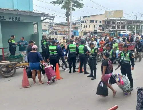 La Policía Nacional y las Fuerzas Armadas refuerzan la seguridad en la frontera de Tumbes al entrar en vigencia hoy 2 de julio la norma que obliga a los ciudadanos venezolanos presentar visa y pasaporte vigente. Foto: Milagros Rodríguez
