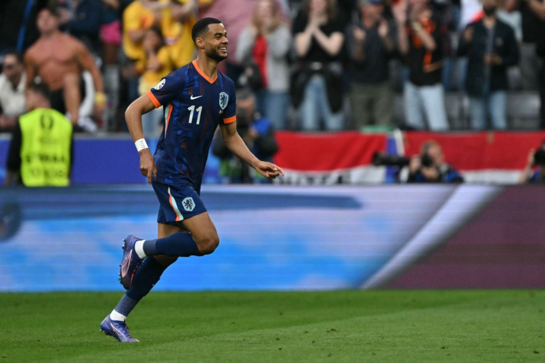 Cody Gakpo convirtió el primero para Países Bajos ante Rumanía por los octavos de final de la Eurocopa