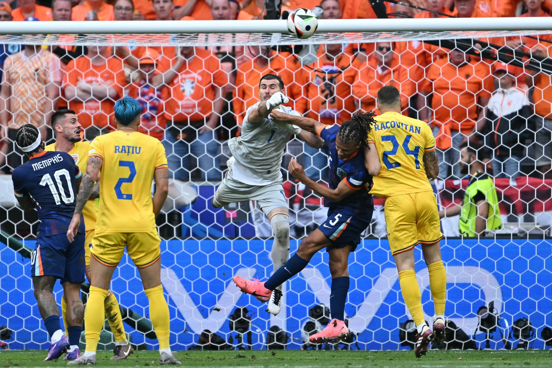 El portero rumano Florin Nita golpea el balón delante del defensor holandés  Nathan Ake durante el partido de fútbol de octavos de final de la UEFA Euro 2024 entre Rumania y Holanda en el Munich Football Arena.
Foto: AFP