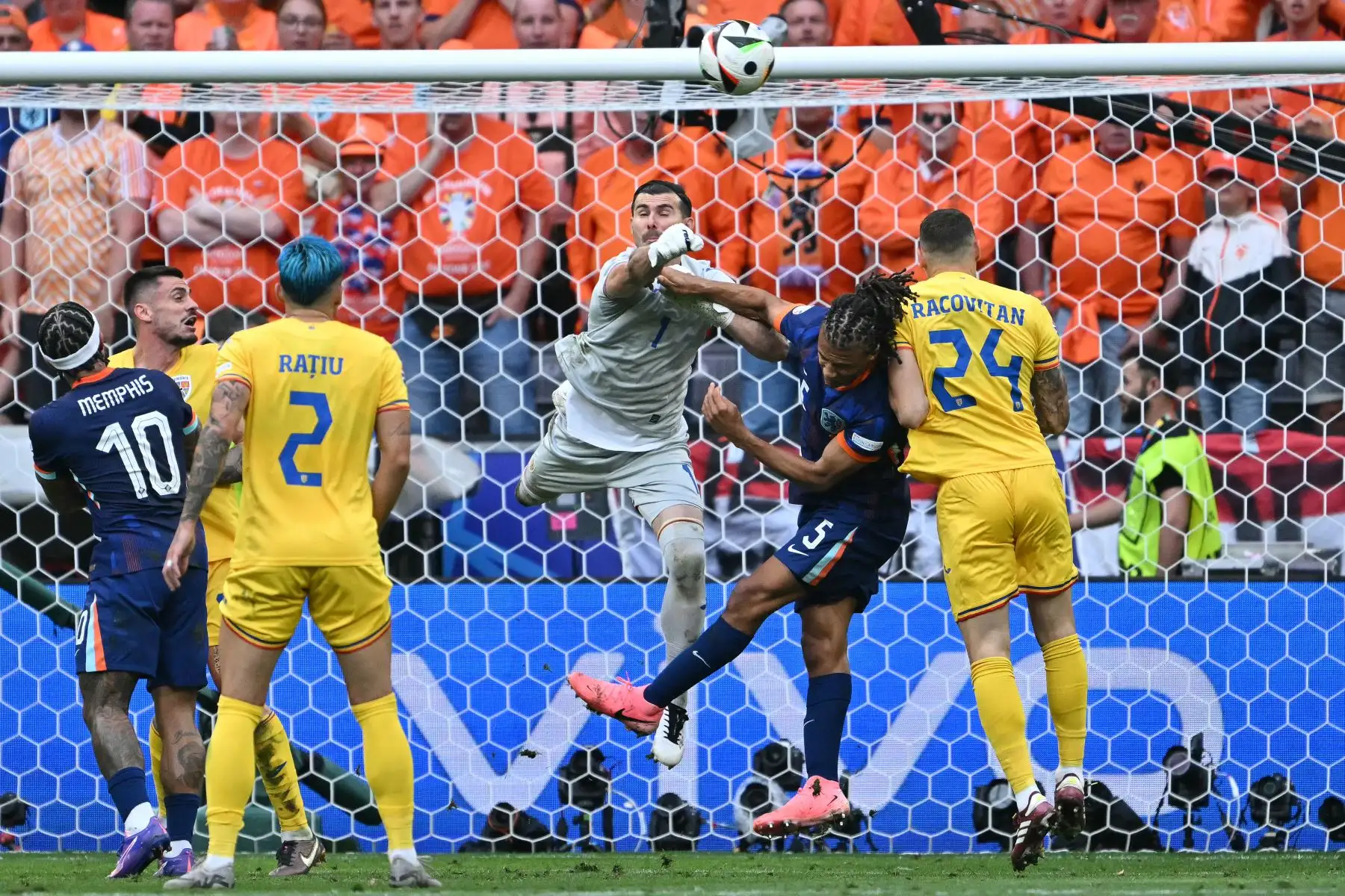 El portero rumano Florin Nita golpea el balón delante del defensor holandés  Nathan Ake durante el partido de fútbol de octavos de final de la UEFA Euro 2024 entre Rumania y Holanda en el Munich Football Arena.
Foto: AFP