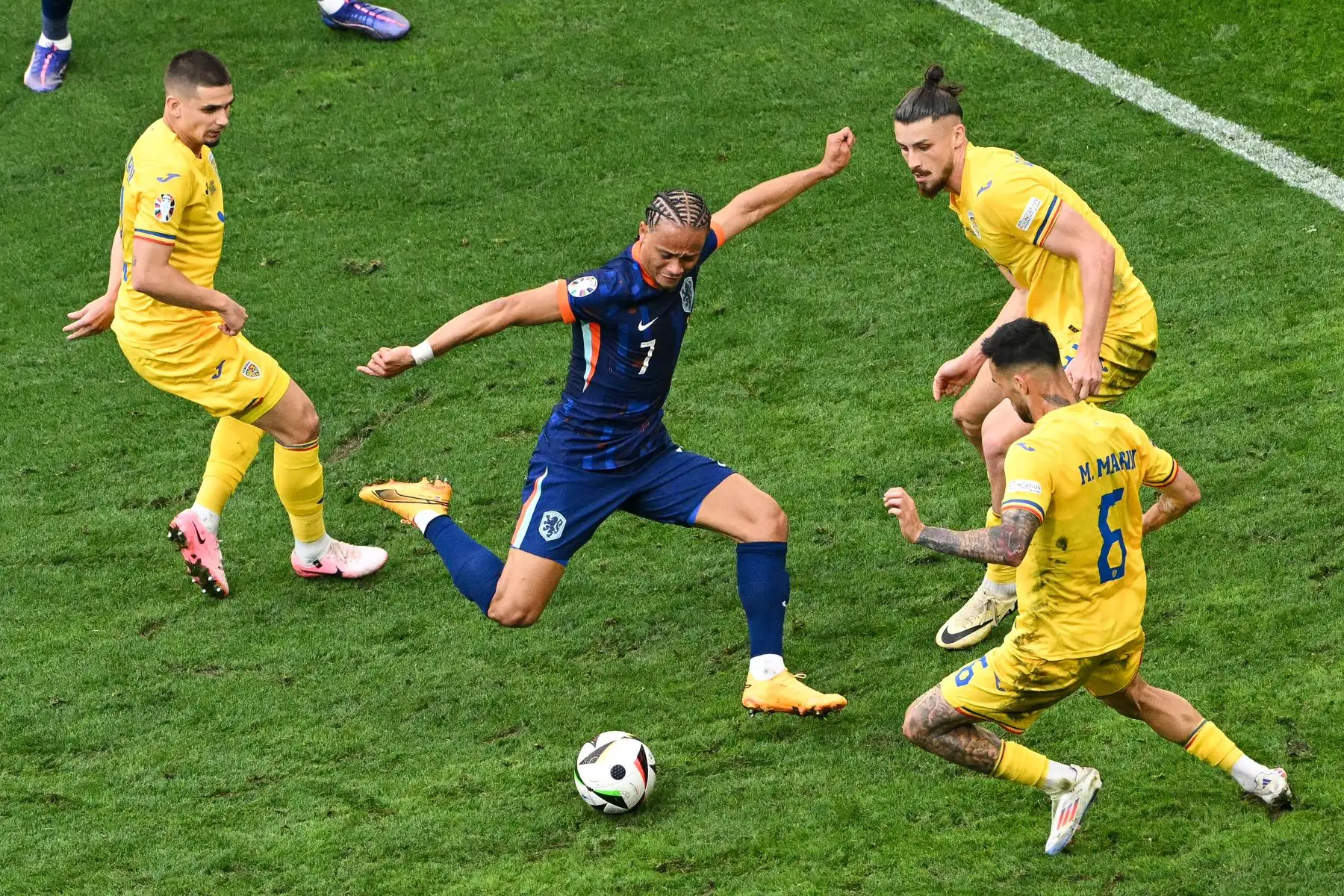 El delantero holandés Xavi Simons dispara pero no logra anotar durante el partido de fútbol de octavos de final de la UEFA Euro 2024 entre Rumania y Holanda en el Munich Football Arena en Munich.
Foto: AFP