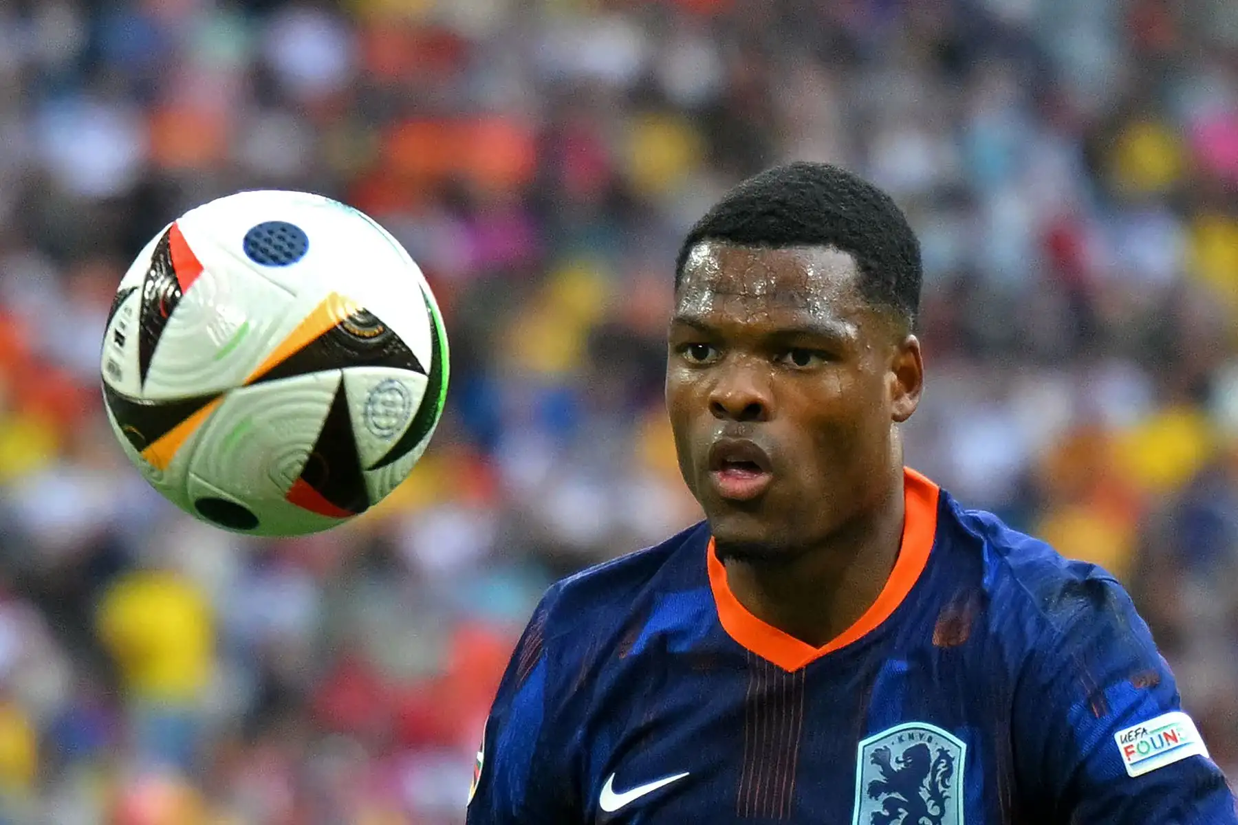 El defensor holandés Denzel Dumfries mira el balón durante el partido de fútbol de octavos de final de la UEFA Euro 2024 entre Rumania y Holanda en el Munich Football Arena en Munich.
Foto: AFP