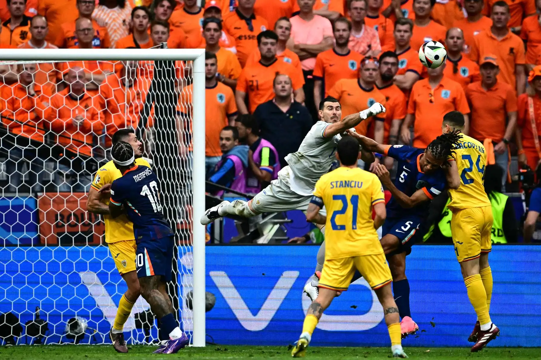 El portero rumano  Florin Nita golpea el balón y supera al defensor holandés Nathan Ake durante el partido de fútbol de octavos de final de la UEFA Euro 2024 entre Rumania y Holanda en el Munich Football Arena en Munich.
Foto: AFP