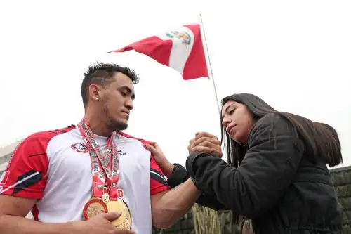 Jefferson Santillán y Micaella Ferca, integrantes de la Federación Peruana de Lucha de Brazos (FPLB). Foto: ANDINA/ Connie Calderon
