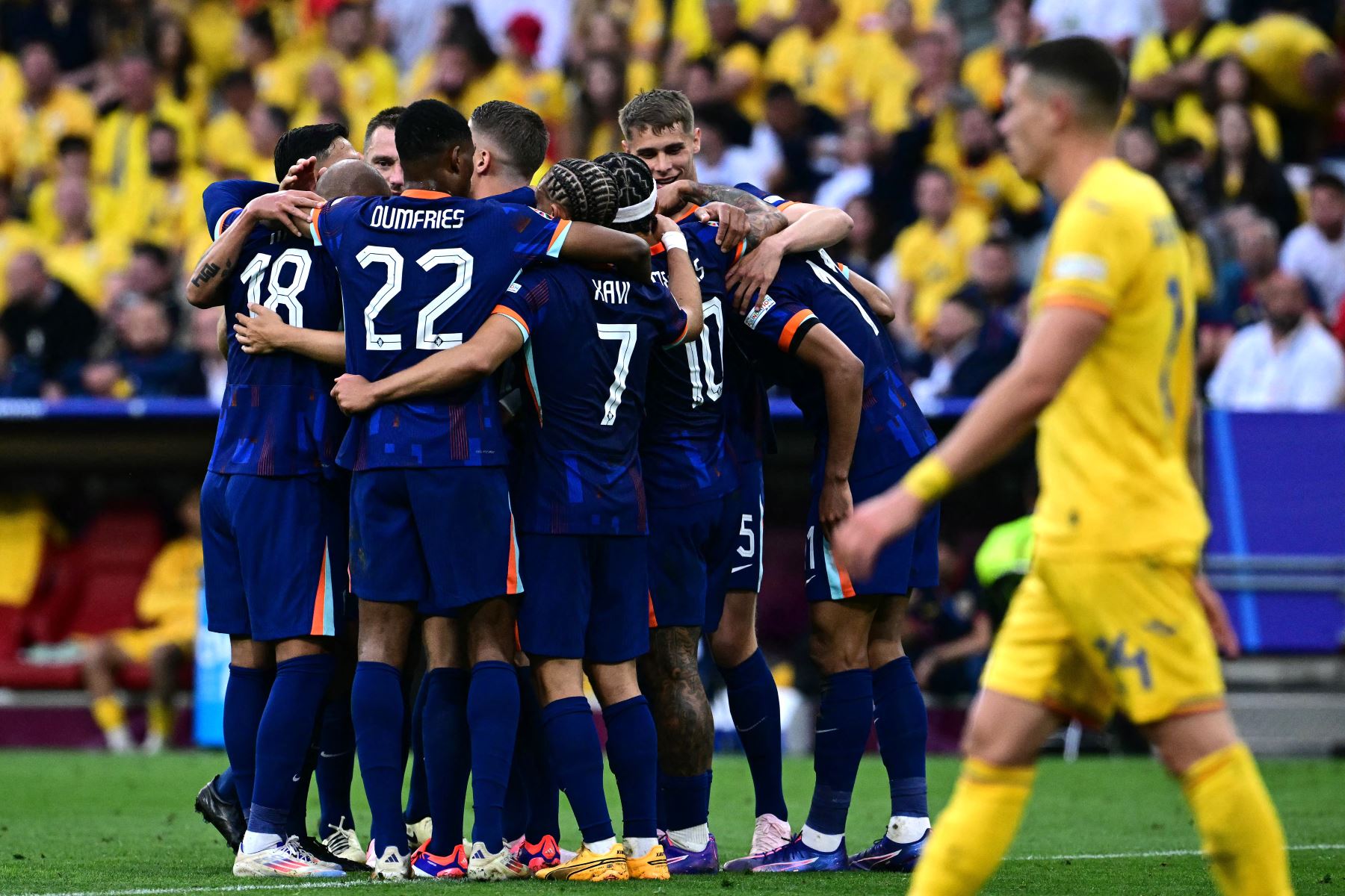 El delantero holandés Donyell Malen celebra marcar el segundo gol de su equipo con sus compañeros durante el partido de fútbol de octavos de final de la Eurocopa 2024 entre Rumania y Holanda en el Munich Football Arena en Munich.
Foto: AFP