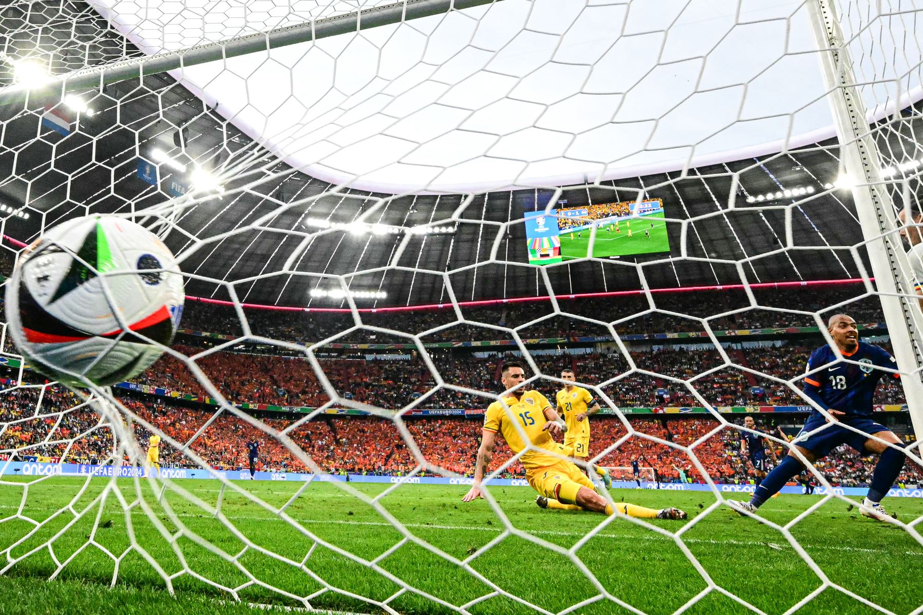 El delantero holandés  Donyell Malen celebra marcar el segundo gol de su equipo durante el partido de fútbol de octavos de final de la Eurocopa 2024 entre Rumania y Holanda en el Munich Football Arena en Munich.
Foto: AFP