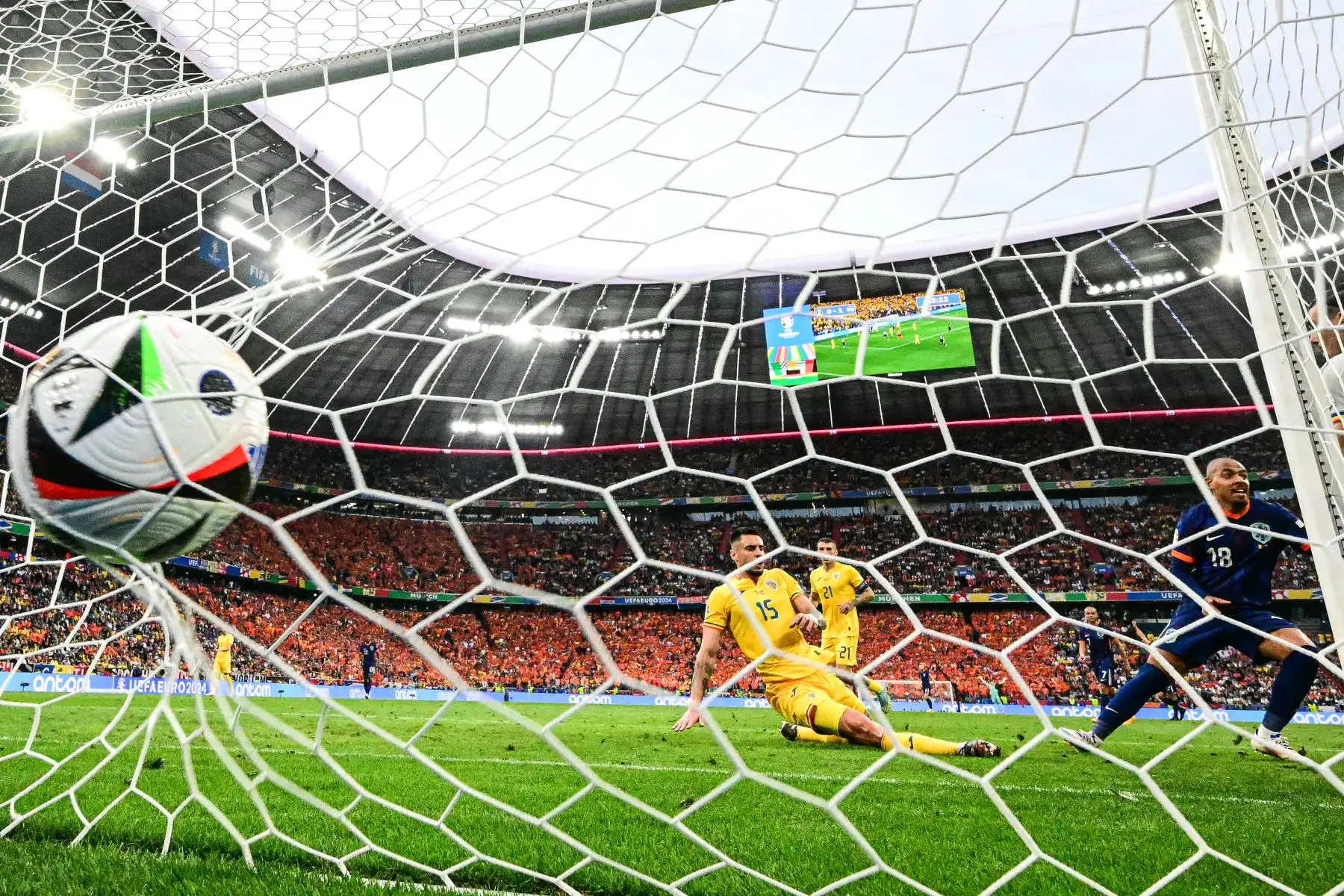 El delantero holandés  Donyell Malen celebra marcar el segundo gol de su equipo durante el partido de fútbol de octavos de final de la Eurocopa 2024 entre Rumania y Holanda en el Munich Football Arena en Munich.
Foto: AFP