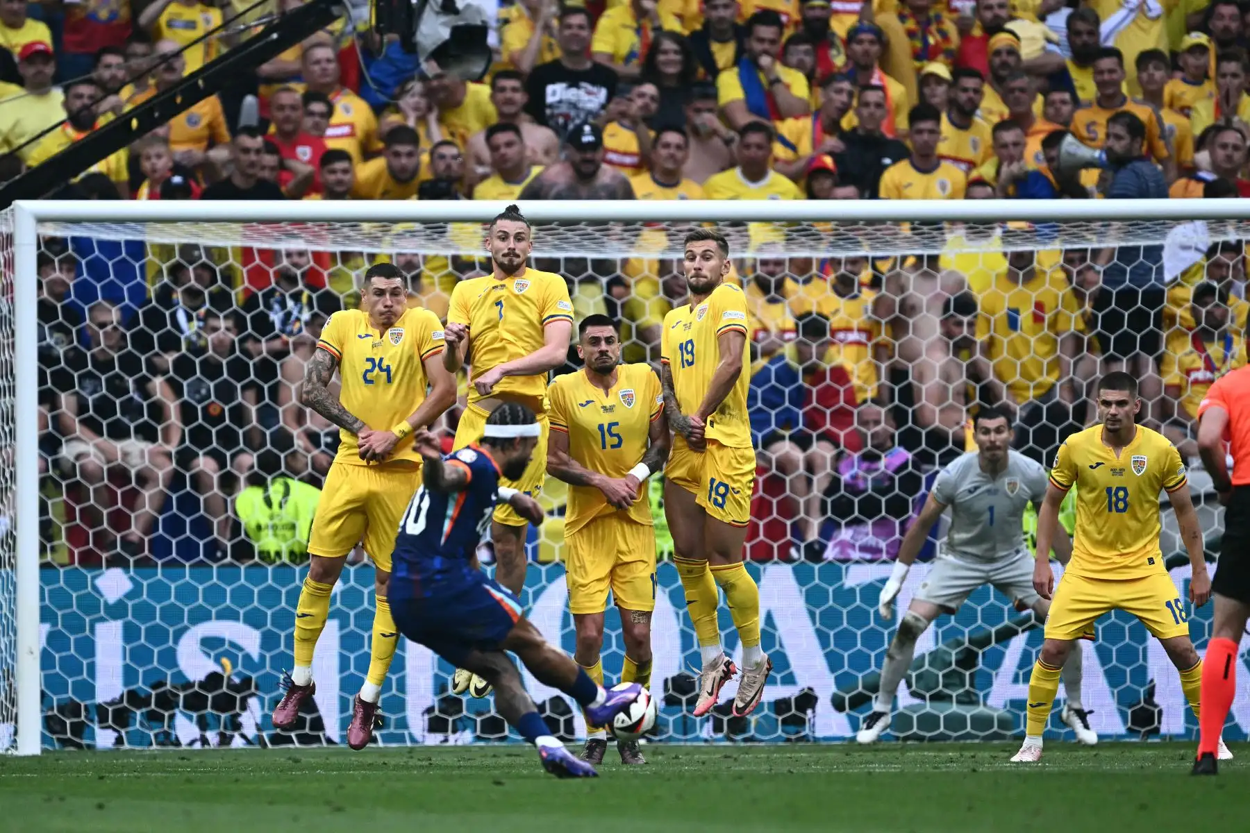 El delantero holandés Memphis Depay dispara pero no logra anotar durante el partido de fútbol de octavos de final de la UEFA Euro 2024 entre Rumania y Holanda en el Munich Football Arena en Munich.
Foto: AFP