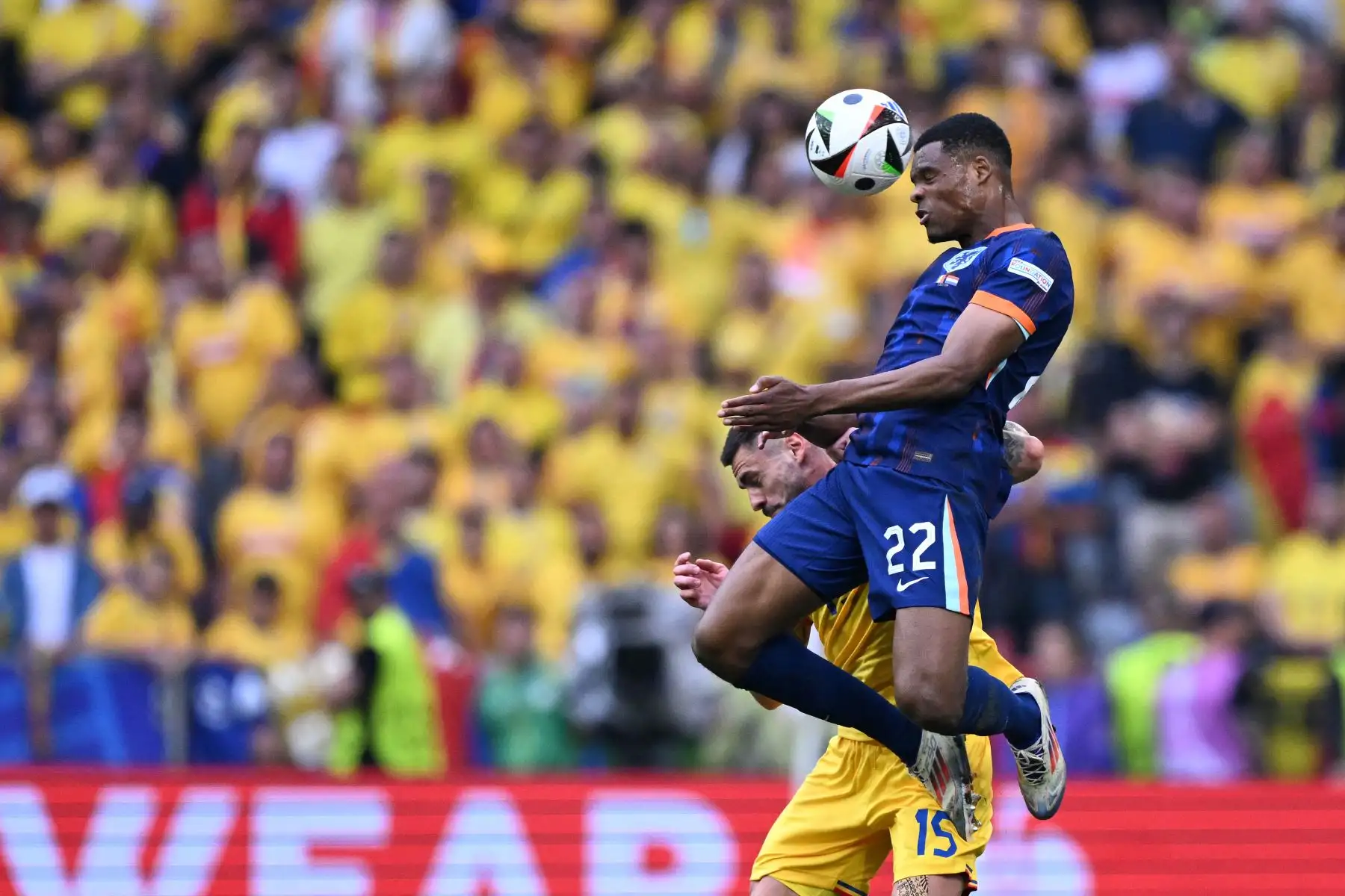 El defensor holandés Denzel Dumfries encabeza el balón durante el partido de fútbol de octavos de final de la UEFA Euro 2024 entre Rumania y Holanda en el Munich Football Arena en Munich.
Foto: AFP