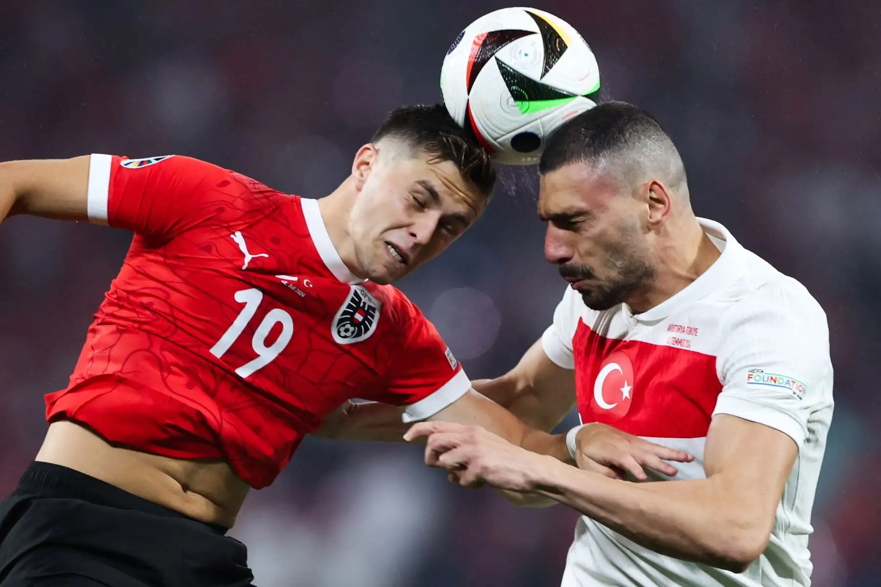 El centrocampista de Austria Christoph Baumgartner lucha por el balón con el defensor de Turquía Merih Demiral durante el partido de fútbol de octavos de final de la UEFA Euro 2024 entre Austria y Turquía. Foto: ANDINA/AFP