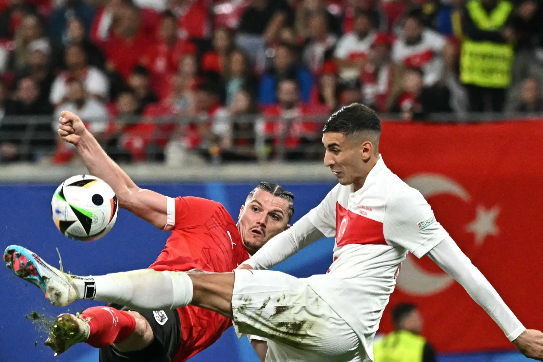 El centrocampista de Austria Marcel Sabitzer  lucha por el balón con el defensor de Turquía  Mert Muldur durante el partido de fútbol de octavos de final de la UEFA Euro 2024 entre Austria y Turquía. Foto: ANDINA//AFP